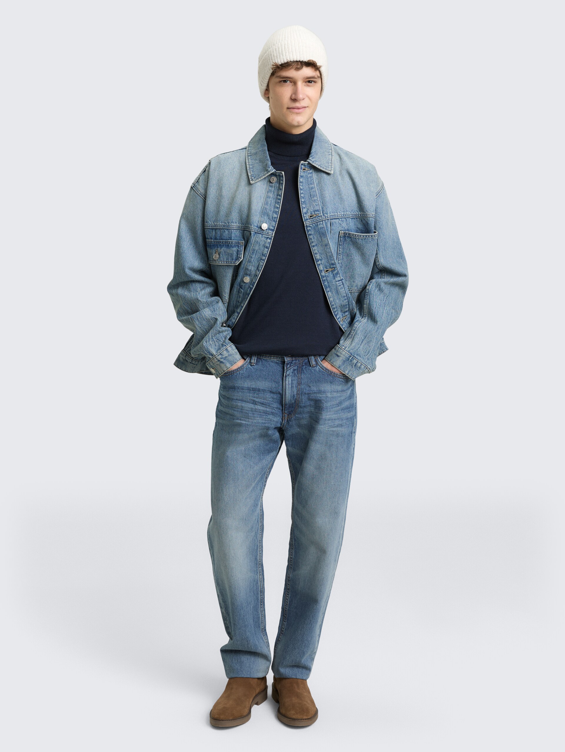 Relaxed fit spijkerjasje met steekzakken - Tinted Blue Denim - zijaanzicht model