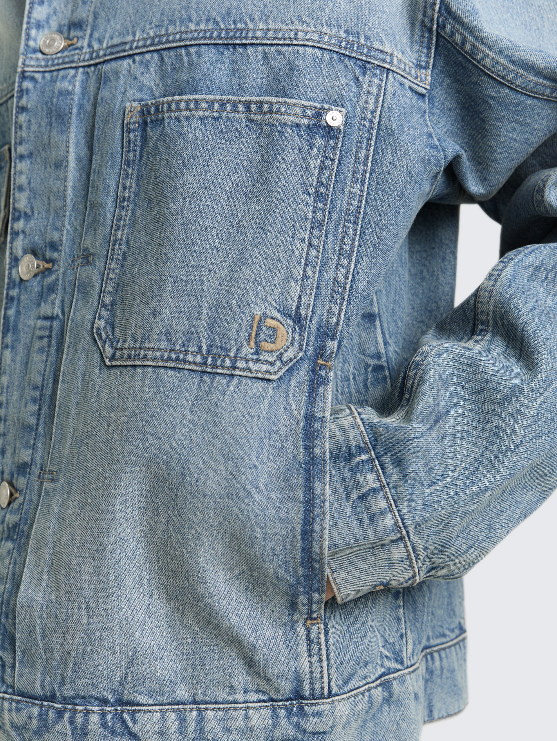 Relaxed fit spijkerjasje met steekzakken - Tinted Blue Denim - Detailaanzicht model