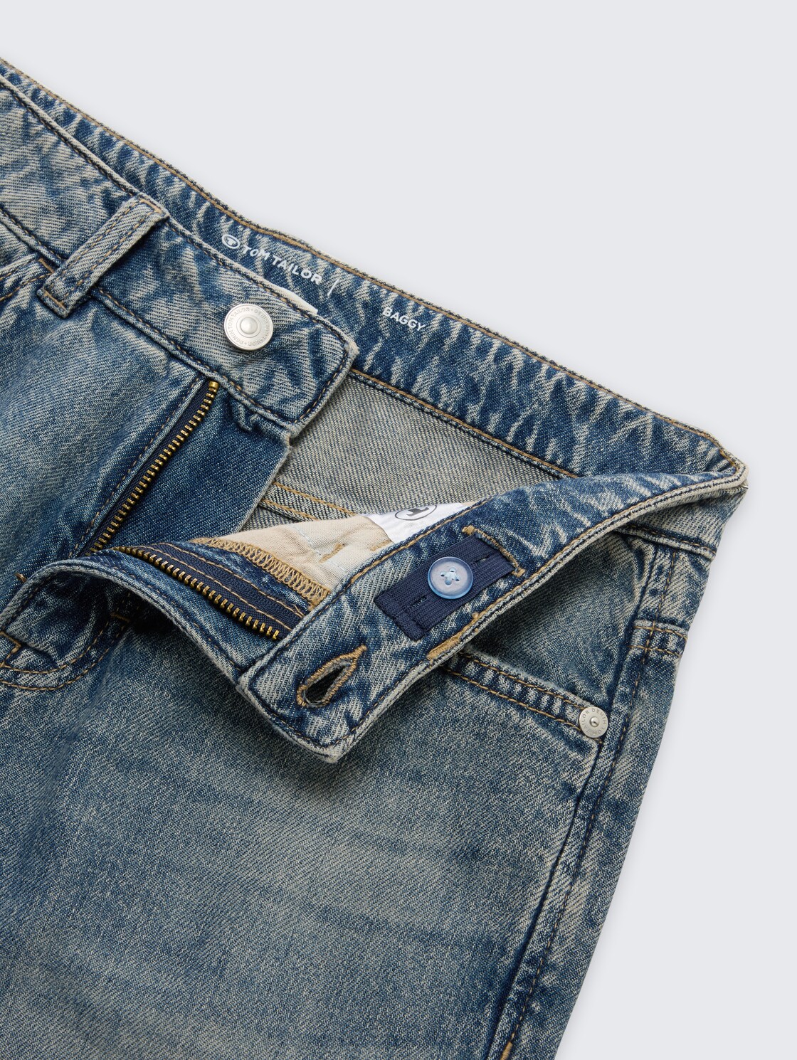 Baggy Jeans - Tinted Blue Denim - Detail-Model-Ansicht