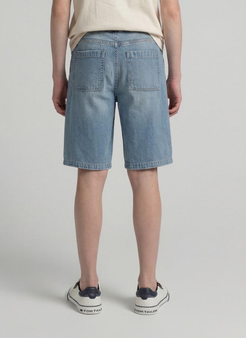 Baggy Jeans Shorts - Tinted Blue Denim - Auschnitt Model-Rückansicht