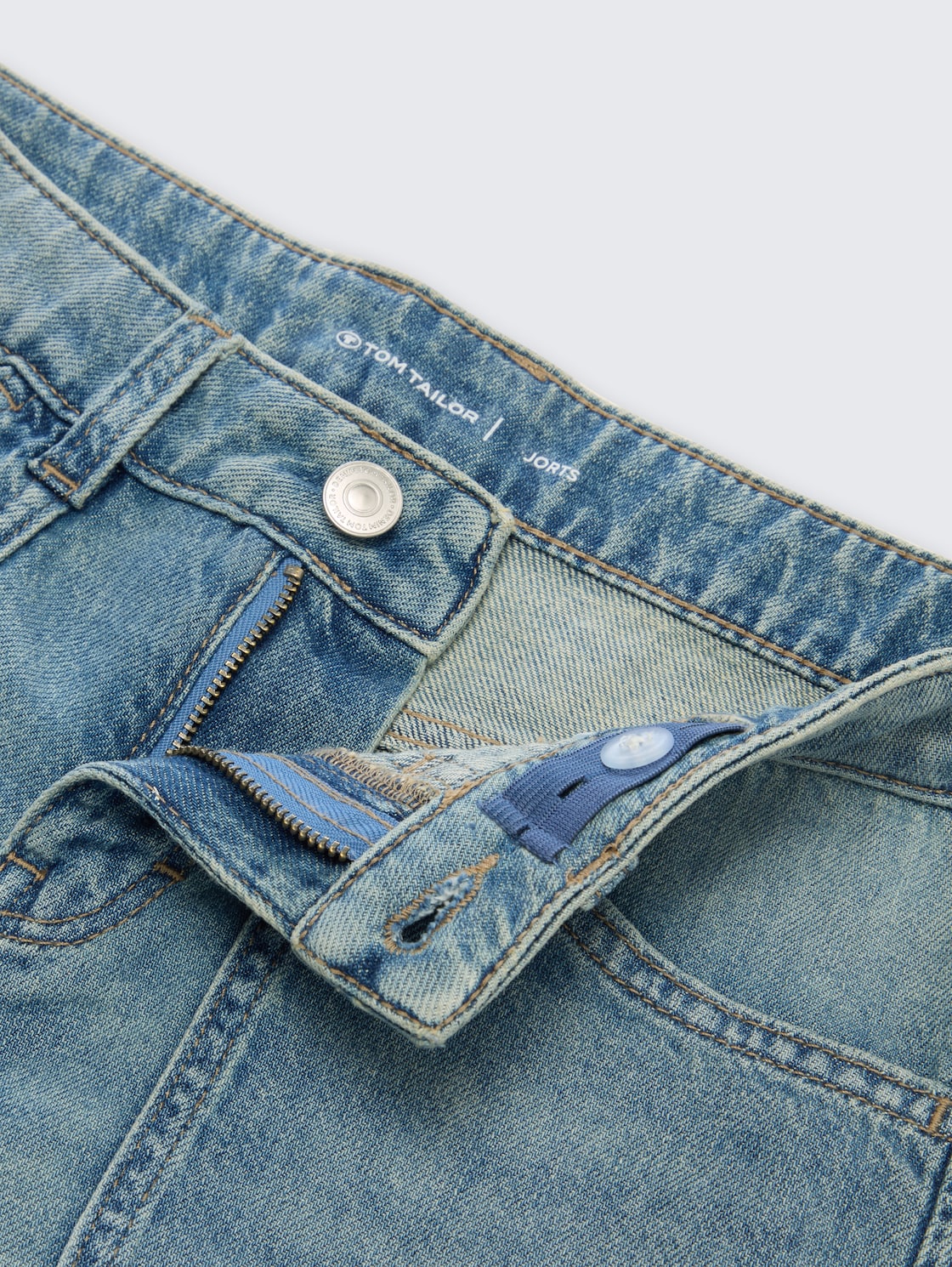 Baggy Jeans Shorts - Tinted Blue Denim - Detail-Model-Ansicht