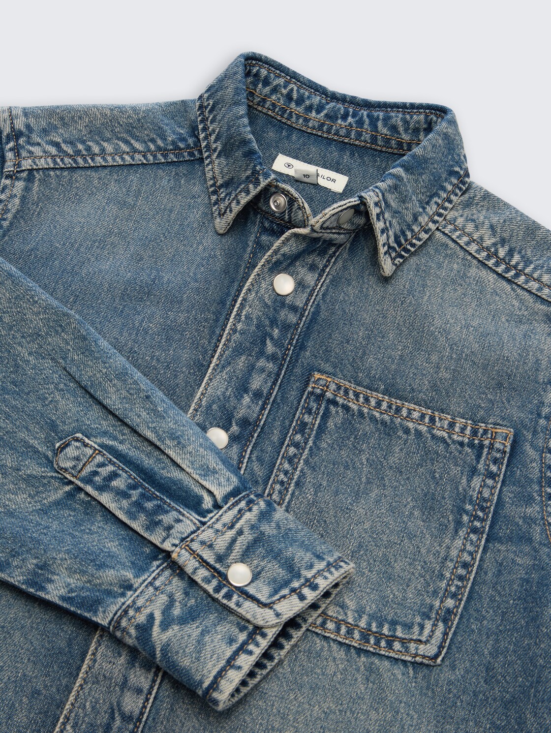 Regular Fit Jeanshemd mit Baumwolle - Tinted Blue Denim - Detail-Model-Ansicht