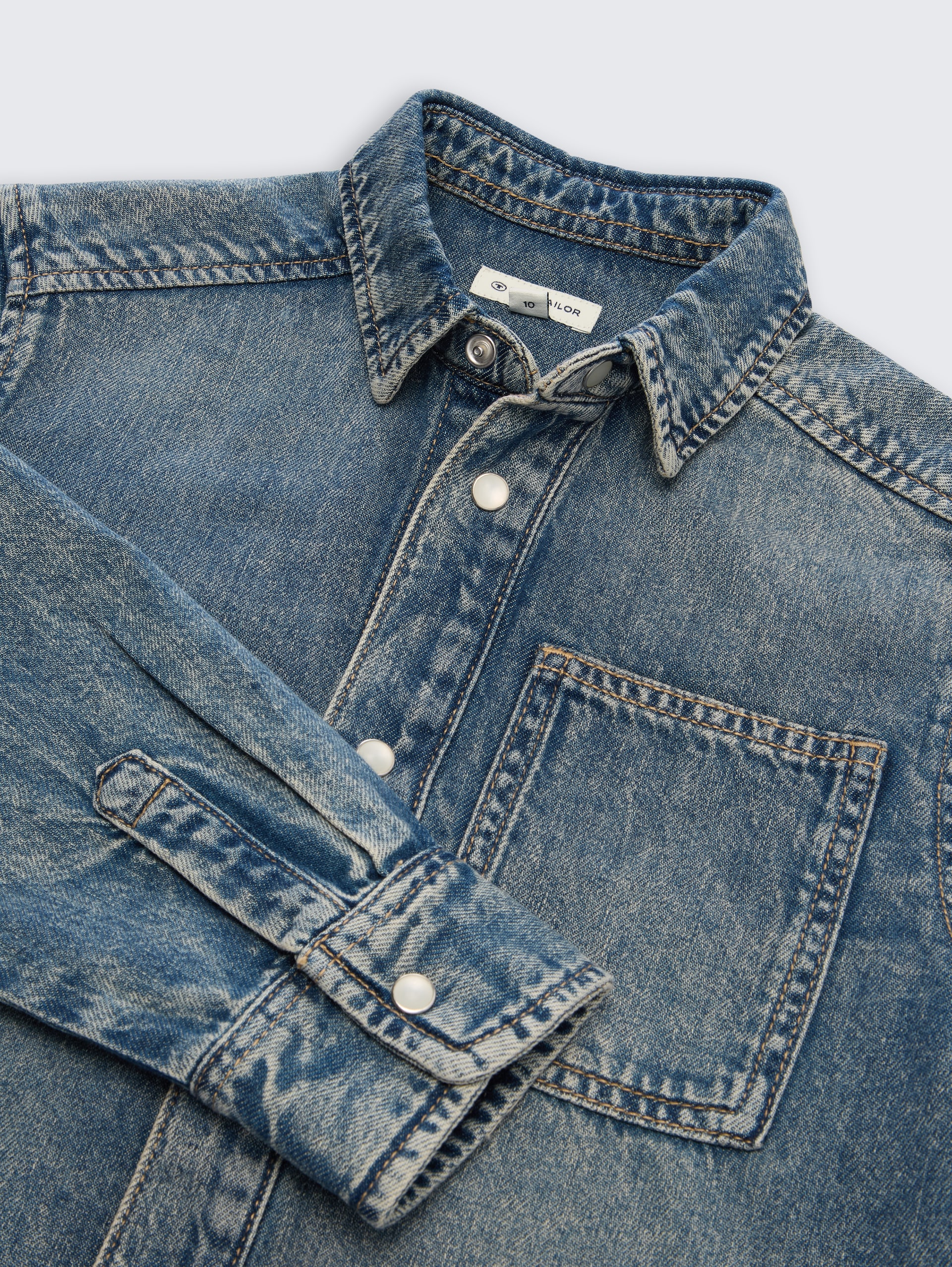 Regular fit katoenen spijkeroverhemd - Tinted Blue Denim - Detailaanzicht model