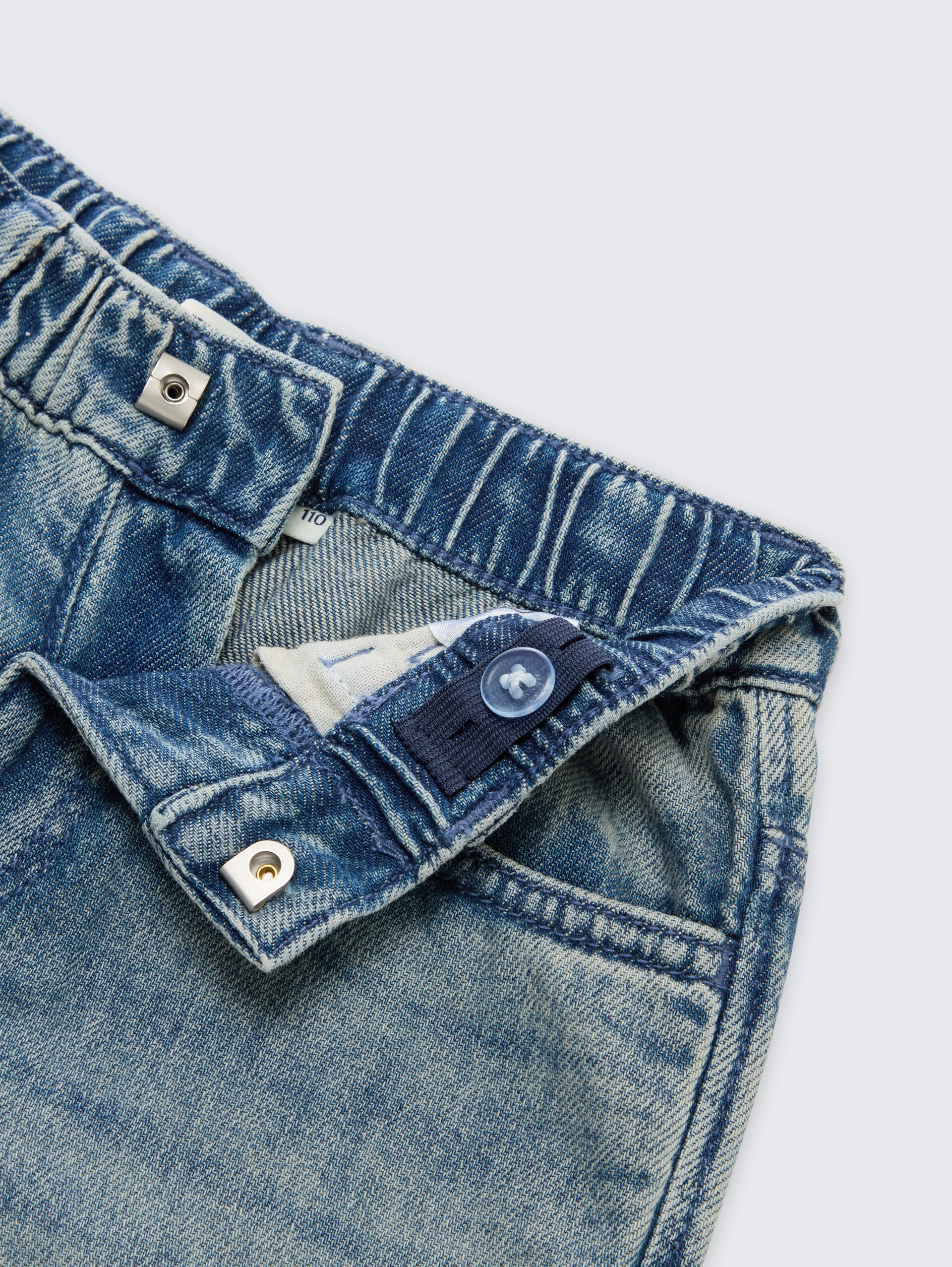 Loose Fit Jeans - Tinted Blue Denim - Detail-Model-Ansicht