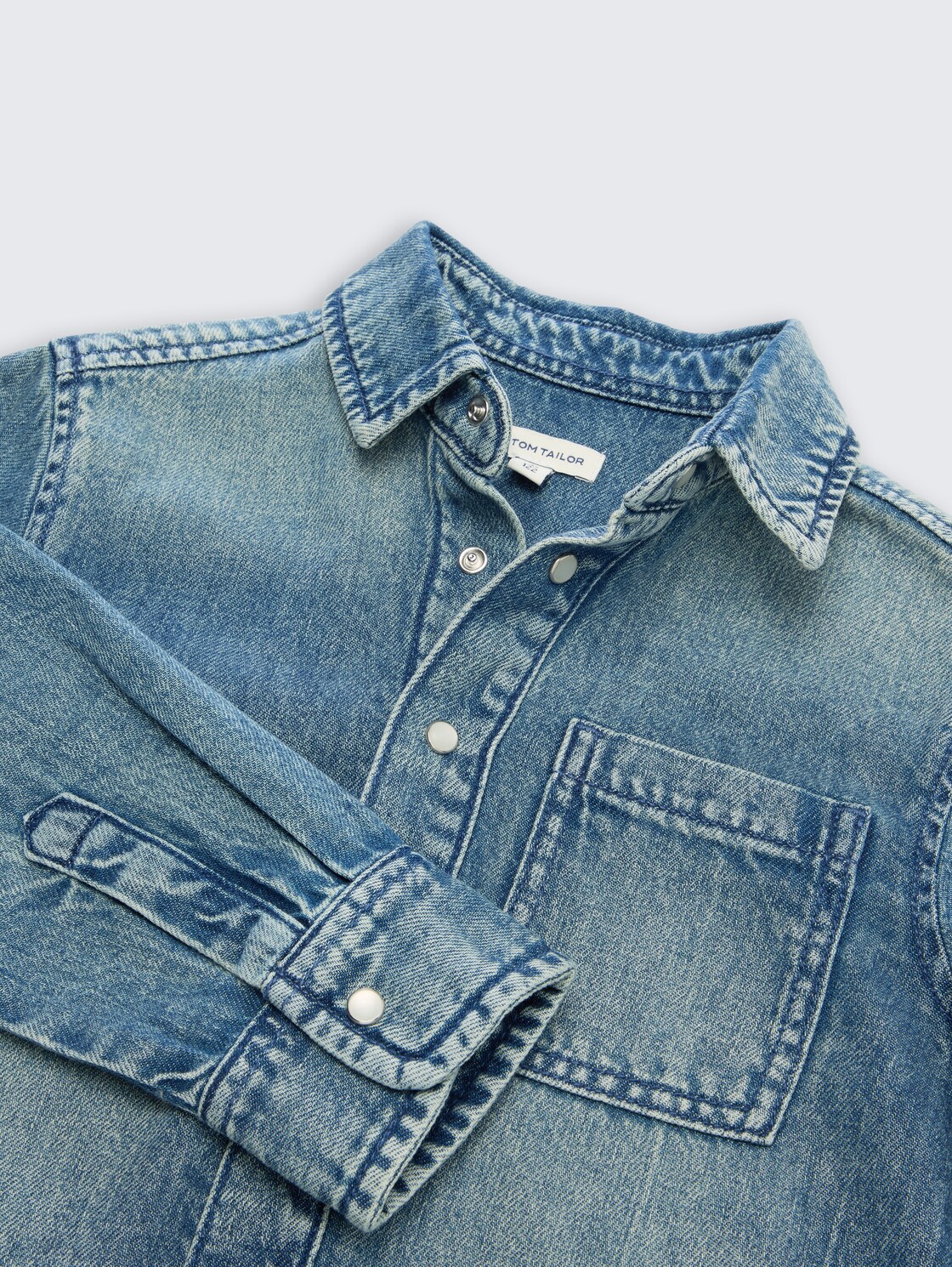 Regular Fit Jeanshemd mit Baumwolle - Tinted Blue Denim - Detail-Model-Ansicht