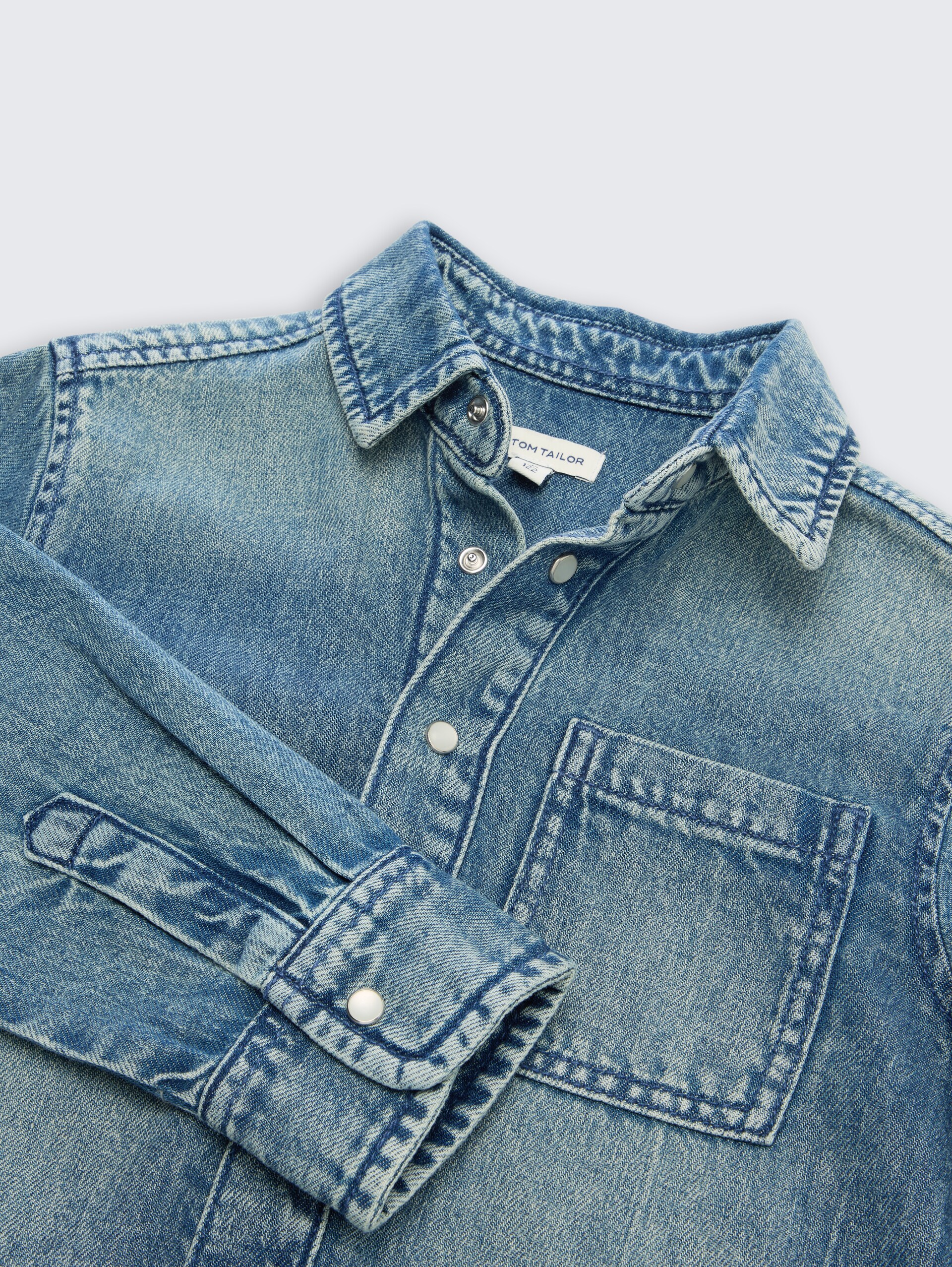 Regular Fit Jeanshemd mit Baumwolle - Tinted Blue Denim - Detail-Model-Ansicht