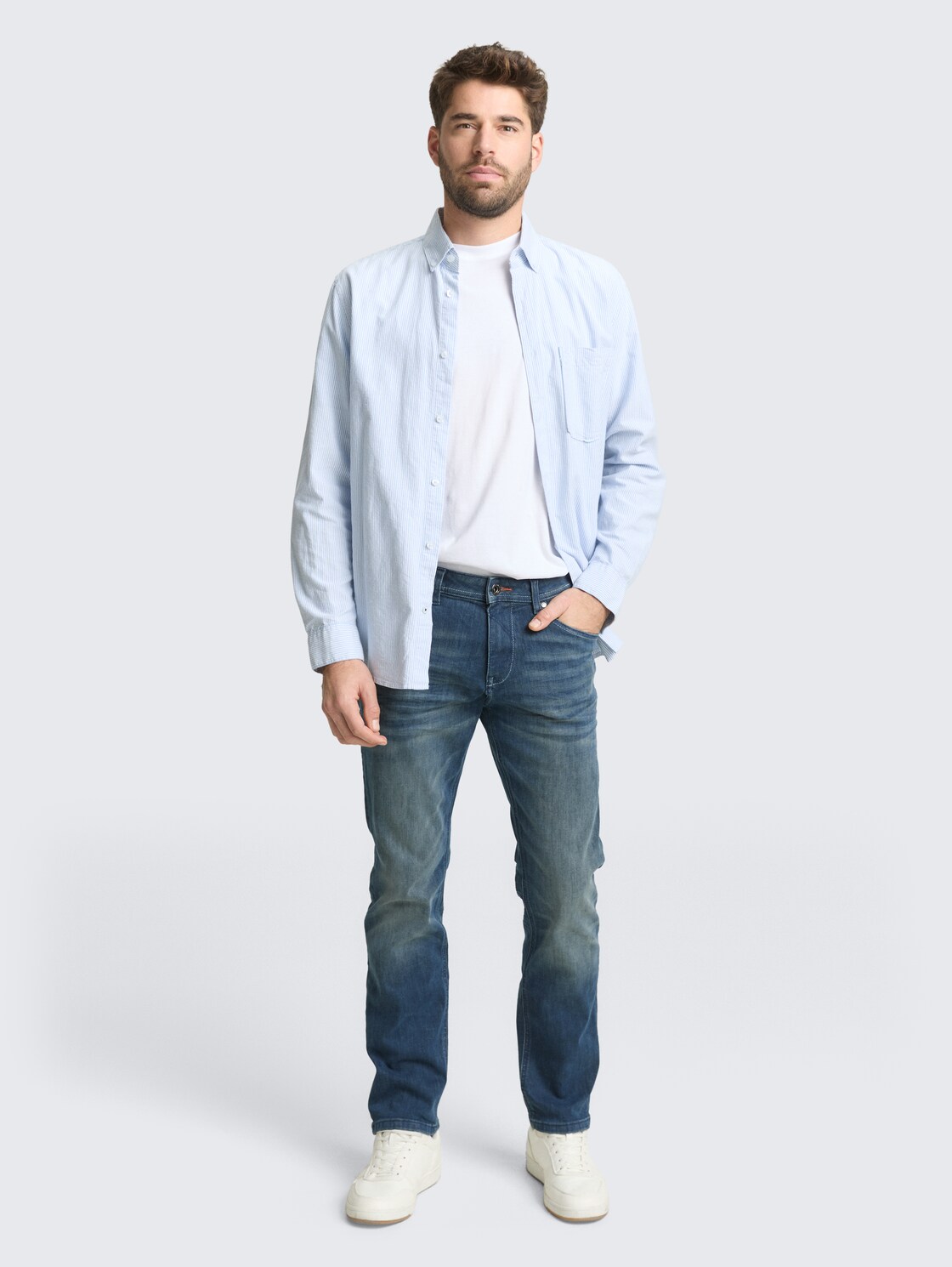 TTMARVIN STRAIGHT Jeans - Tinted Blue Denim - Model-Vorderansicht