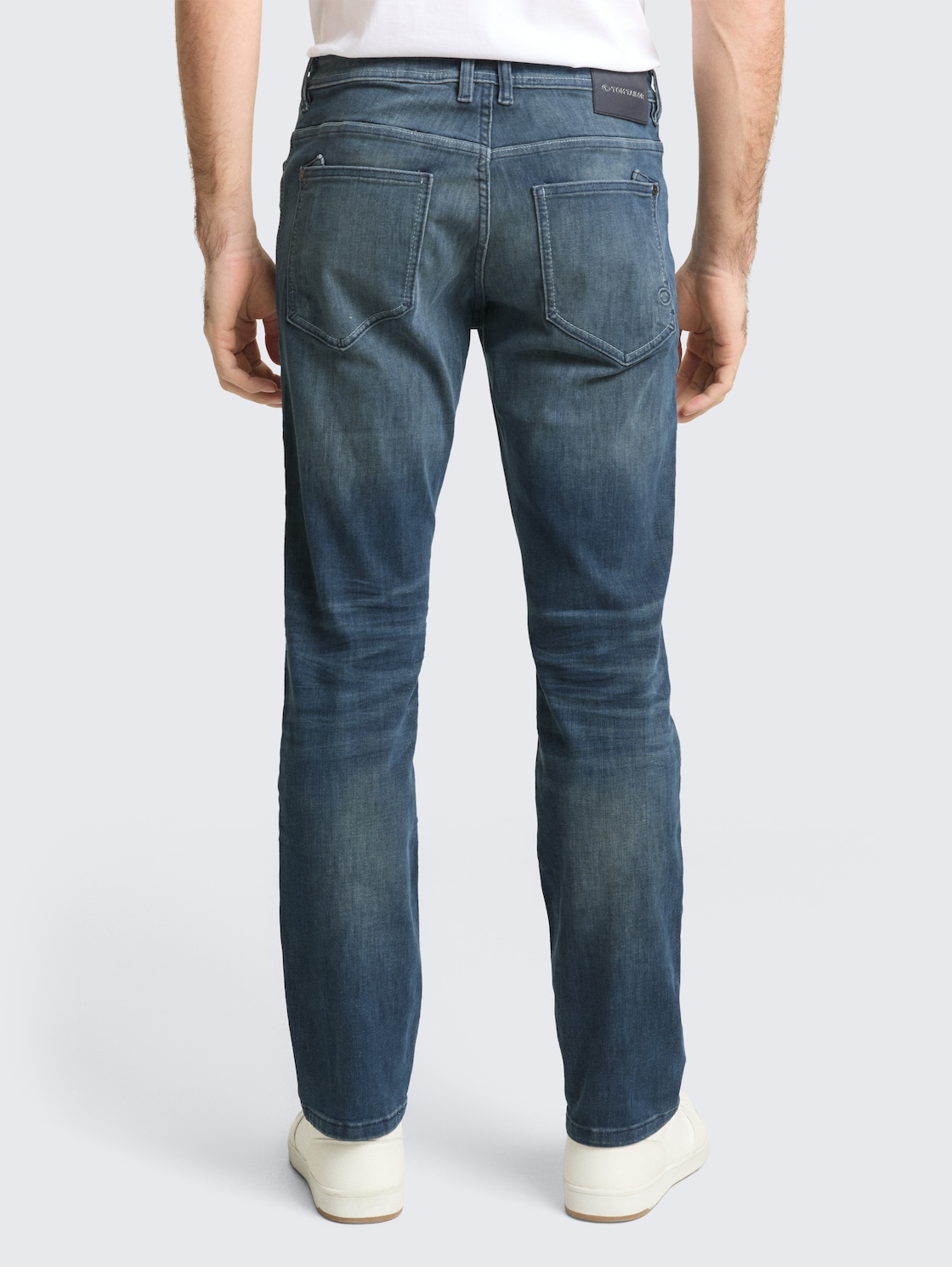 TTMARVIN STRAIGHT Jeans - Tinted Blue Denim - Auschnitt Model-Rückansicht
