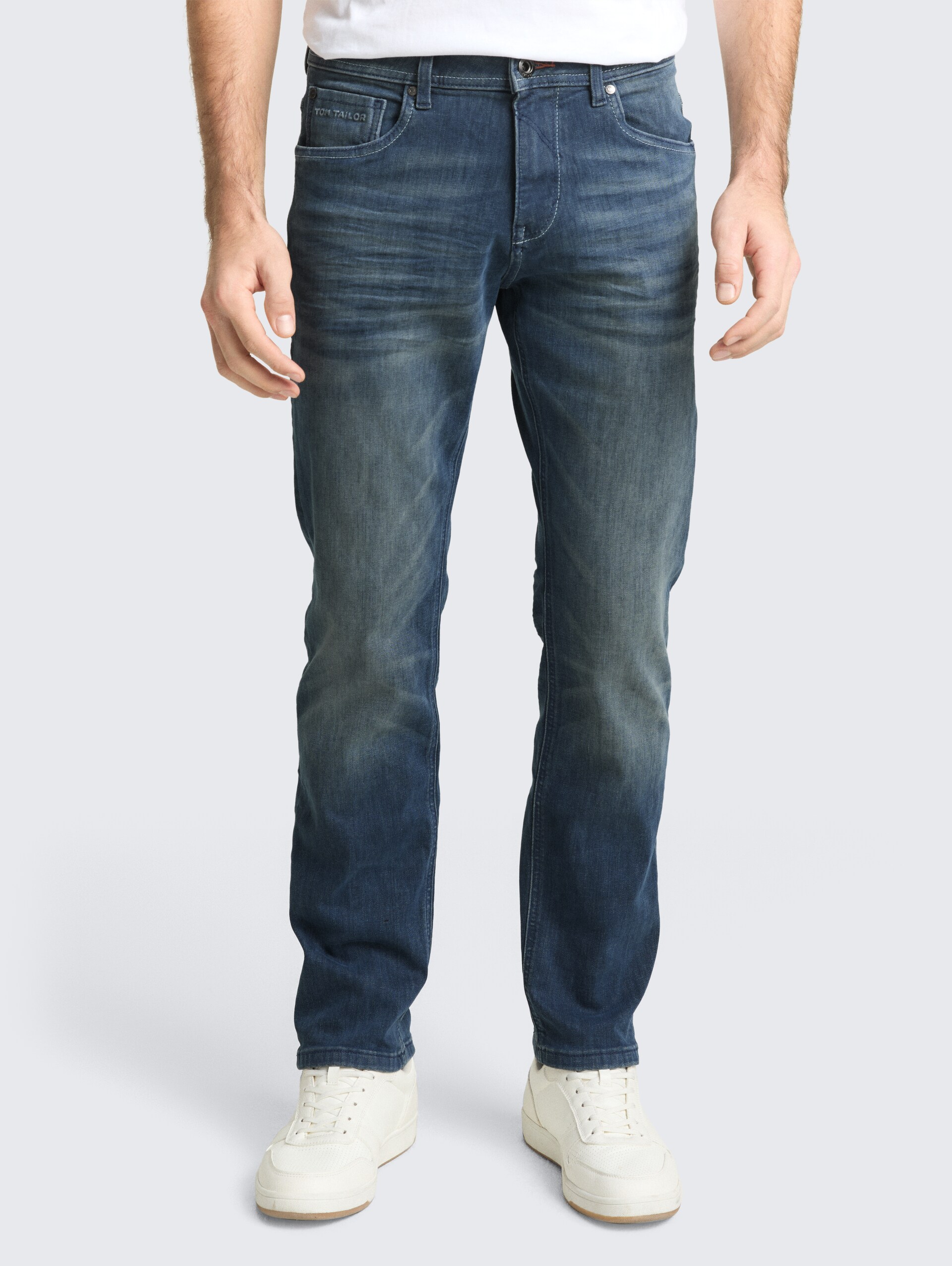 TTMARVIN STRAIGHT Jeans - Tinted Blue Denim - Ausschnitt Model-Vorderansicht