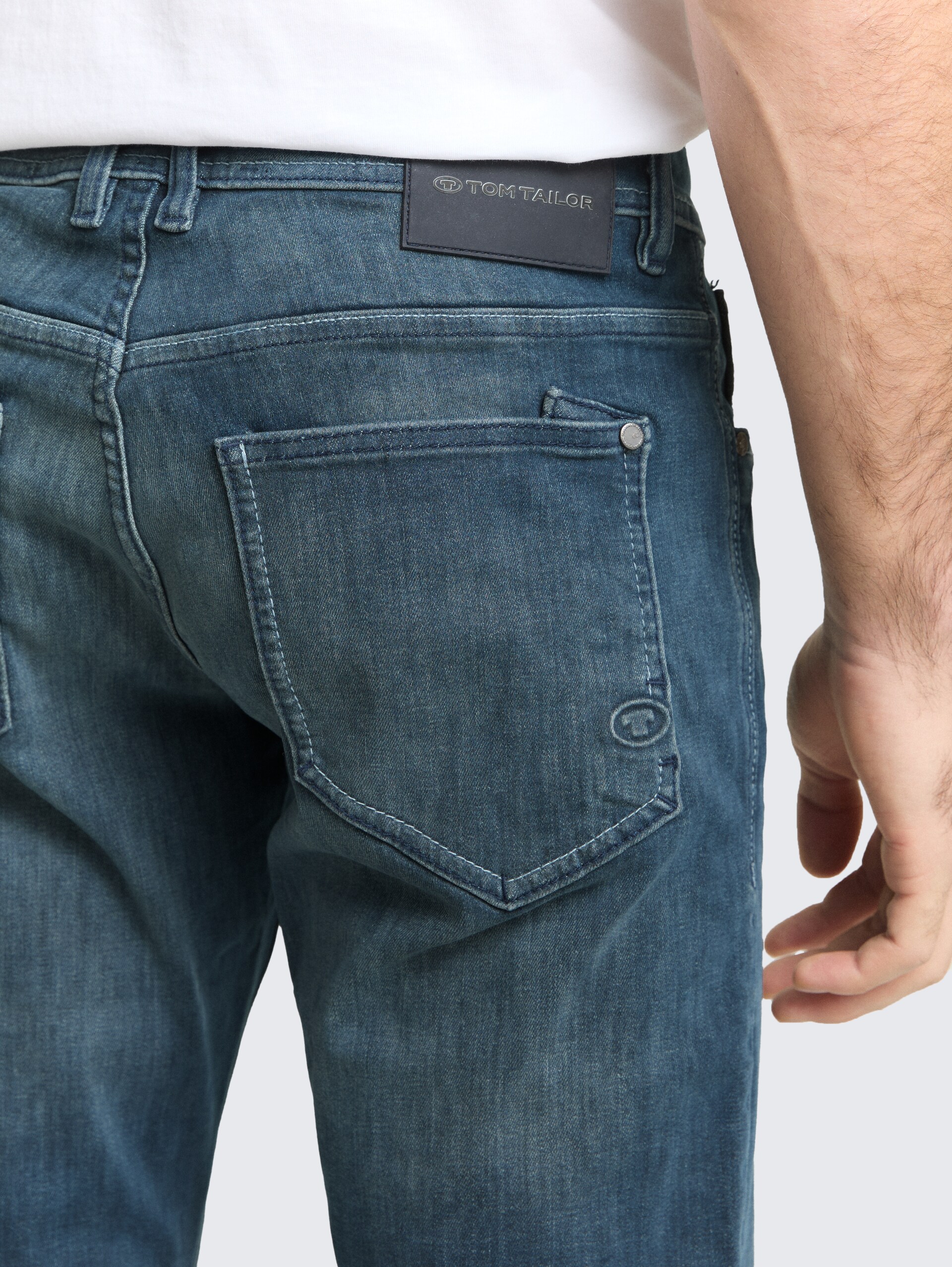 TTMARVIN STRAIGHT Jeans - Tinted Blue Denim - Detail-Model-Ansicht