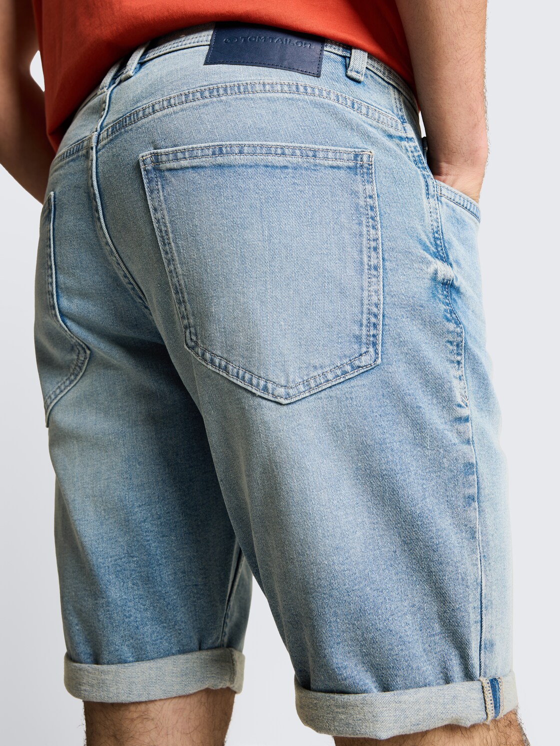 TTJOSH REGULAR SLIM Jeans Shorts - Light Stone Blue Denim - Detail-Model-Ansicht