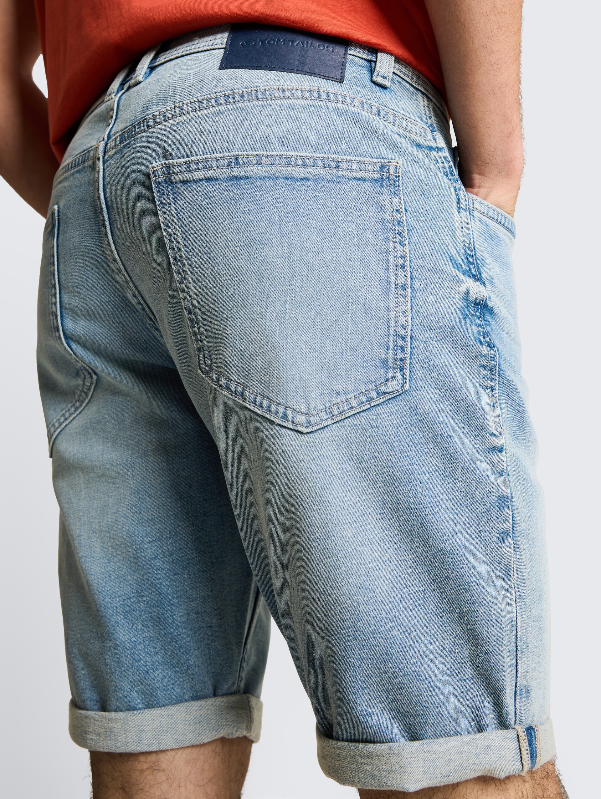 TTJOSH REGULAR SLIM Jeans Shorts - Light Stone Blue Denim - Detail-Model-Ansicht