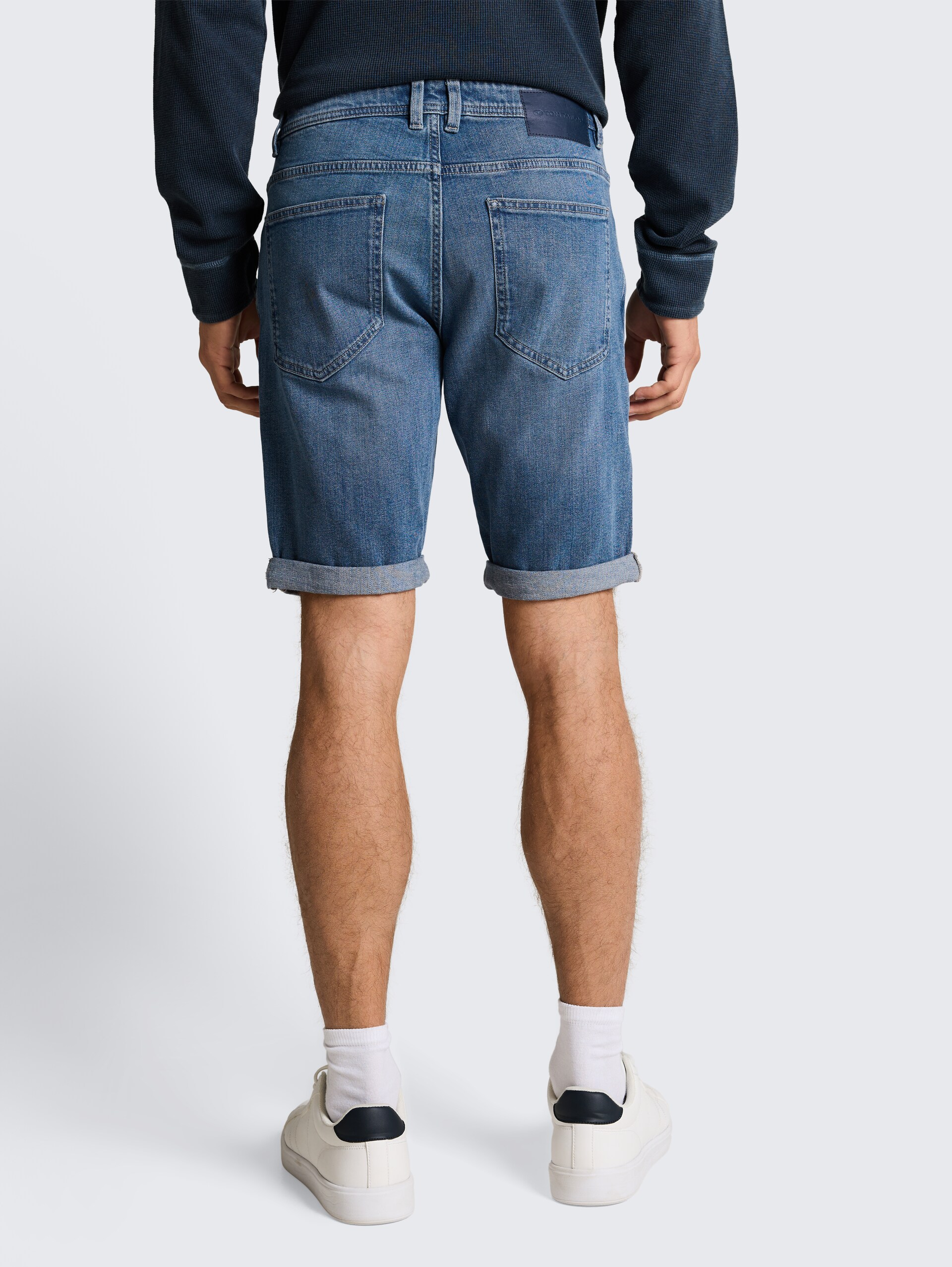 TTJOSH REGULAR SLIM Jeans Shorts - mid stone bright blue denim - Auschnitt Model-Rückansicht