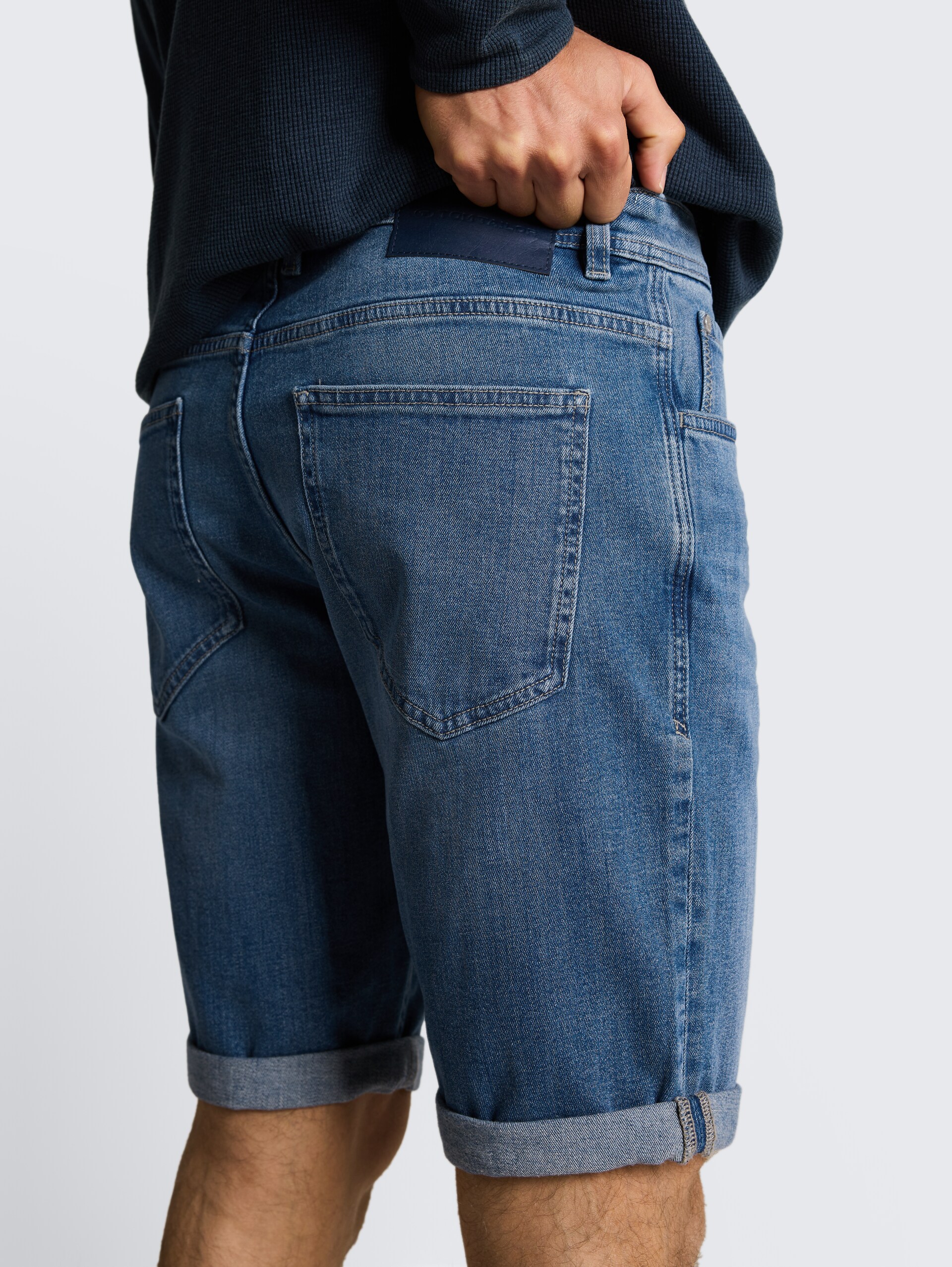 TTJOSH REGULAR SLIM Jeans Shorts - mid stone bright blue denim - Detail-Model-Ansicht