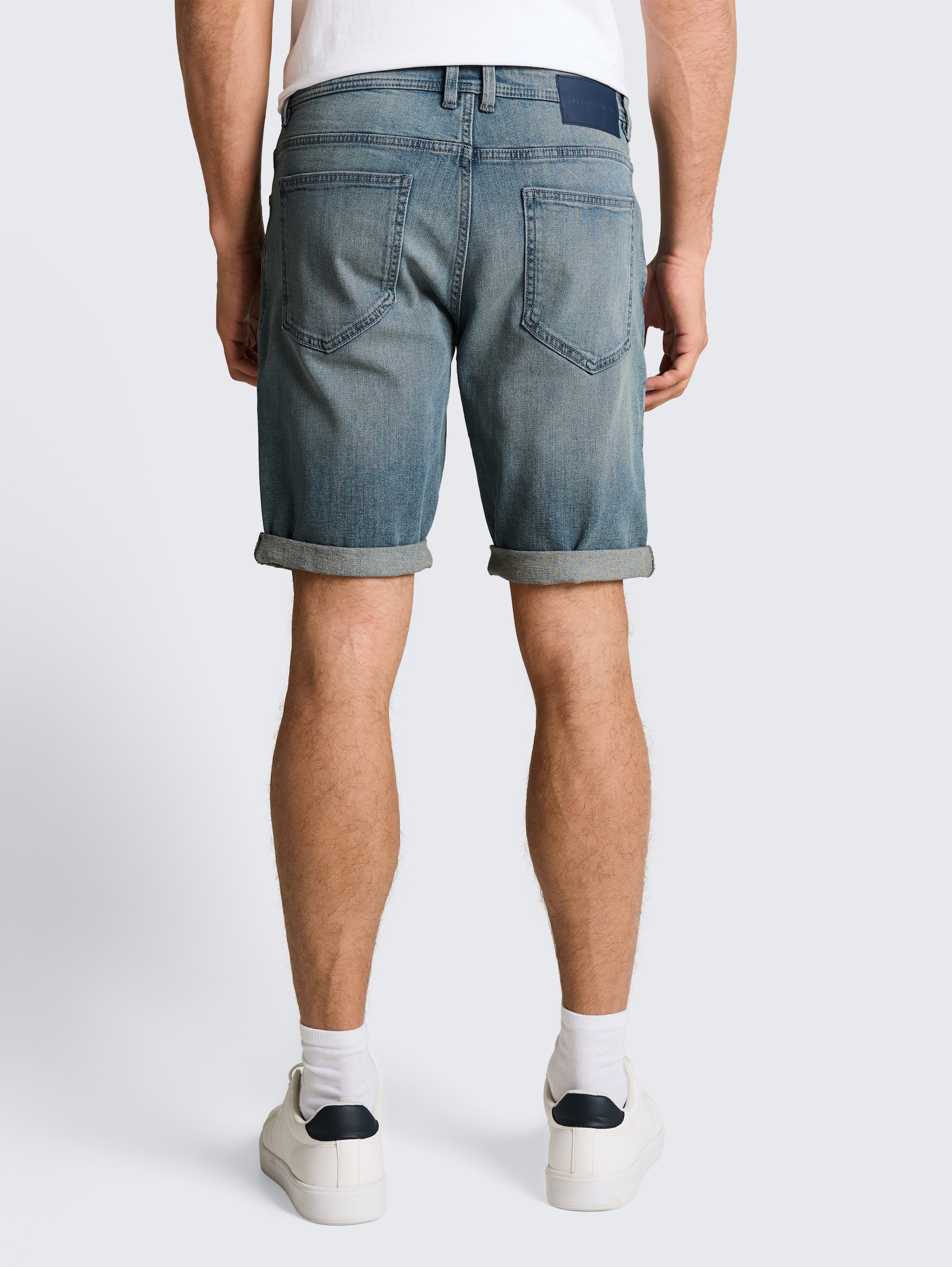 TTJOSH REGULAR SLIM Jeans Shorts - light stone blue grey denim - Auschnitt Model-Rückansicht