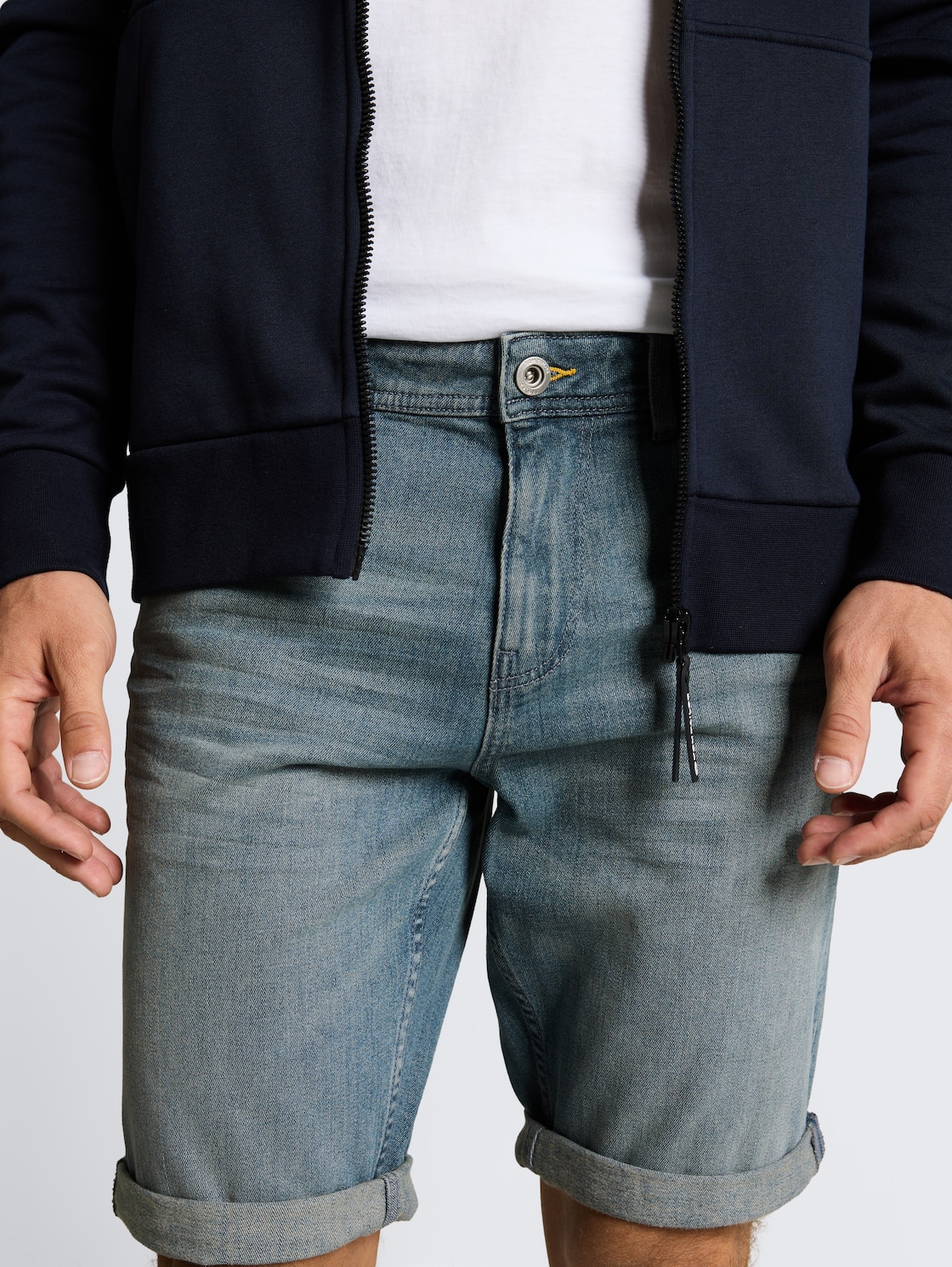 TTJOSH REGULAR SLIM Jeans Shorts - light stone blue grey denim - Detail-Model-Ansicht