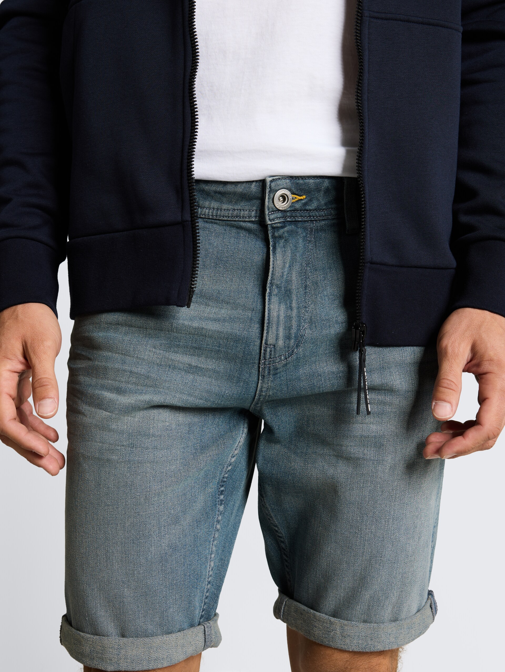 TTJOSH REGULAR SLIM Jeans Shorts - light stone blue grey denim - Detail-Model-Ansicht