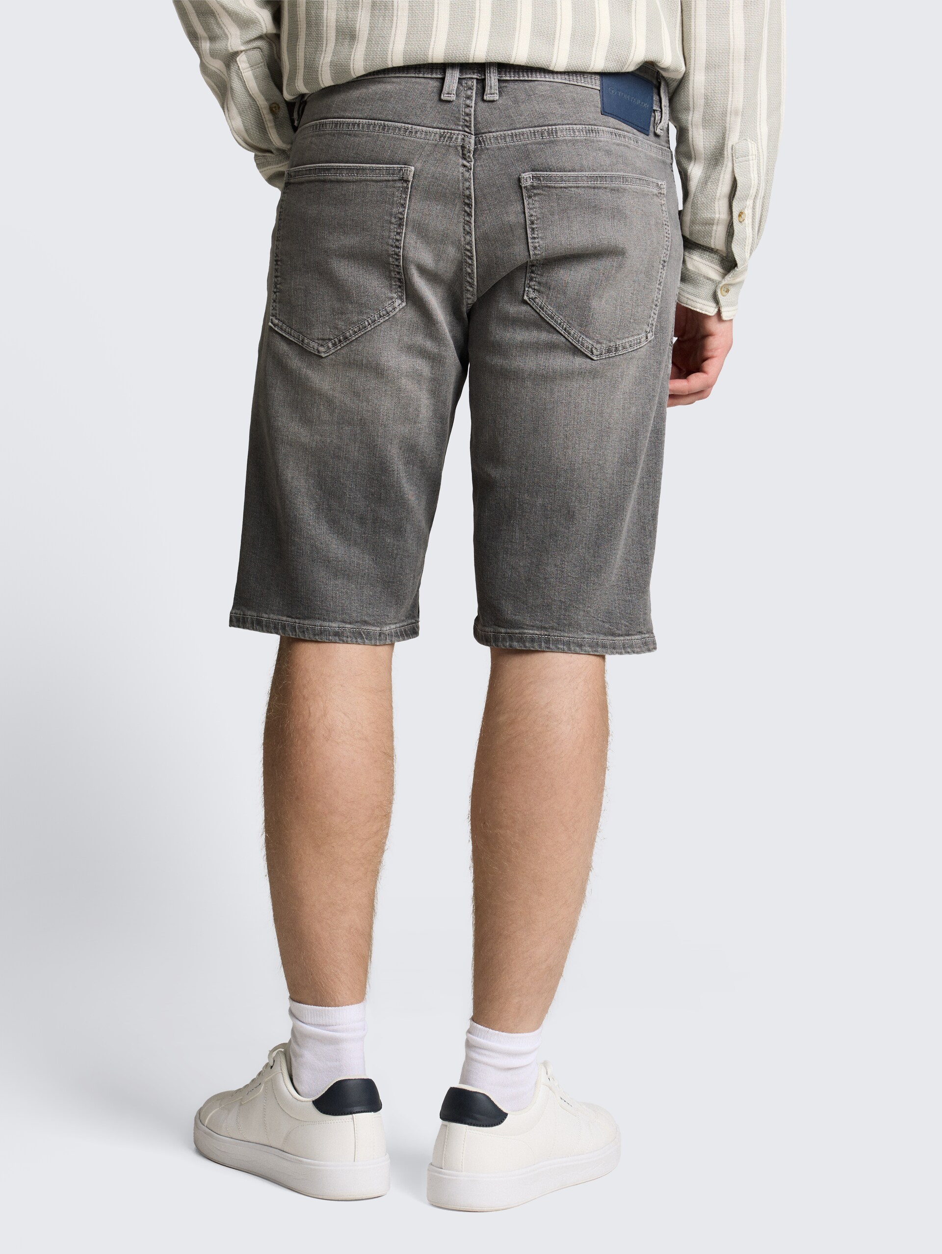 TTJOSH REGULAR SLIM Jeans Shorts - grey denim - Auschnitt Model-Rückansicht
