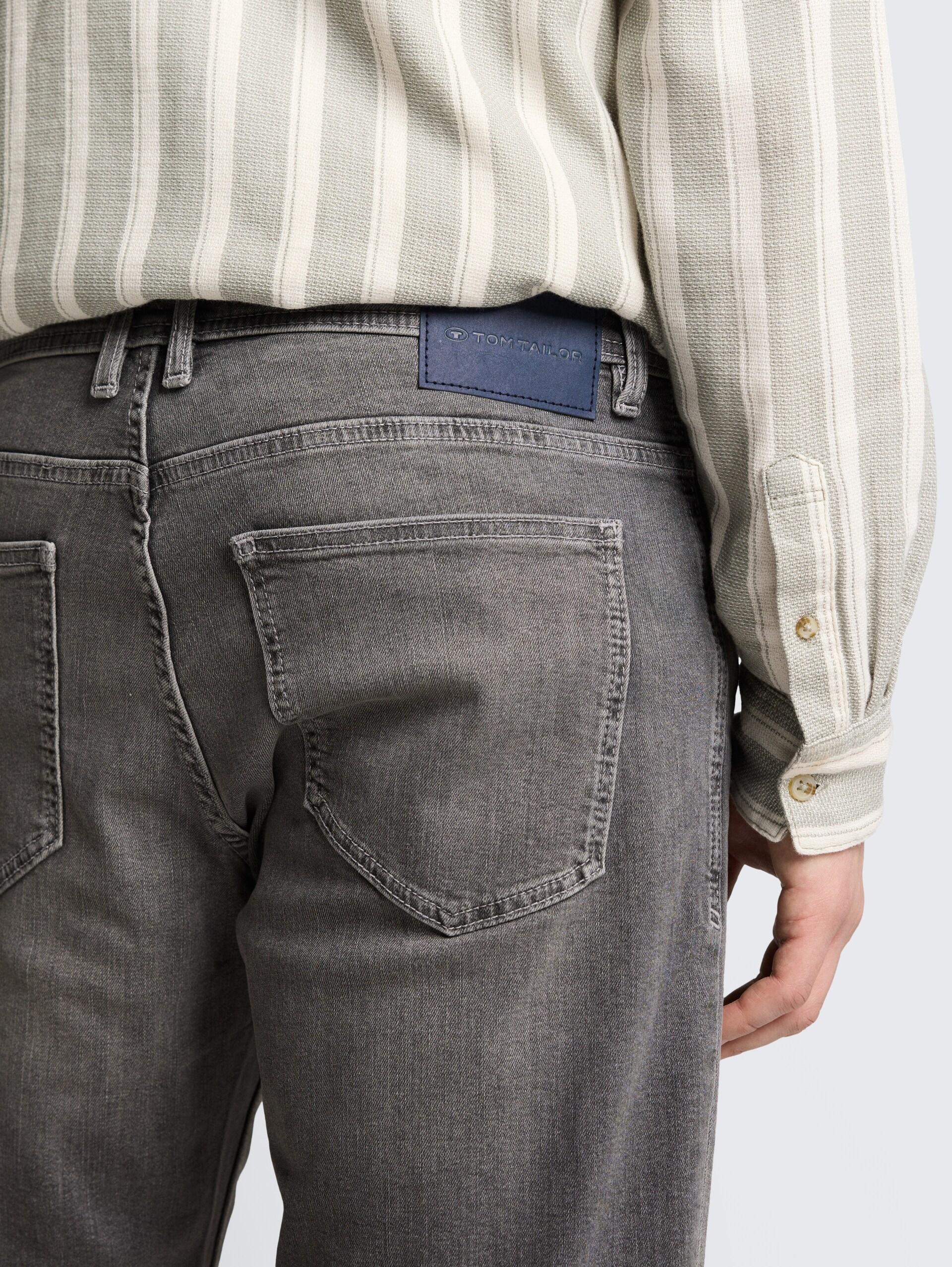 TTJOSH REGULAR SLIM Jeans Shorts - grey denim - Detail-Model-Ansicht