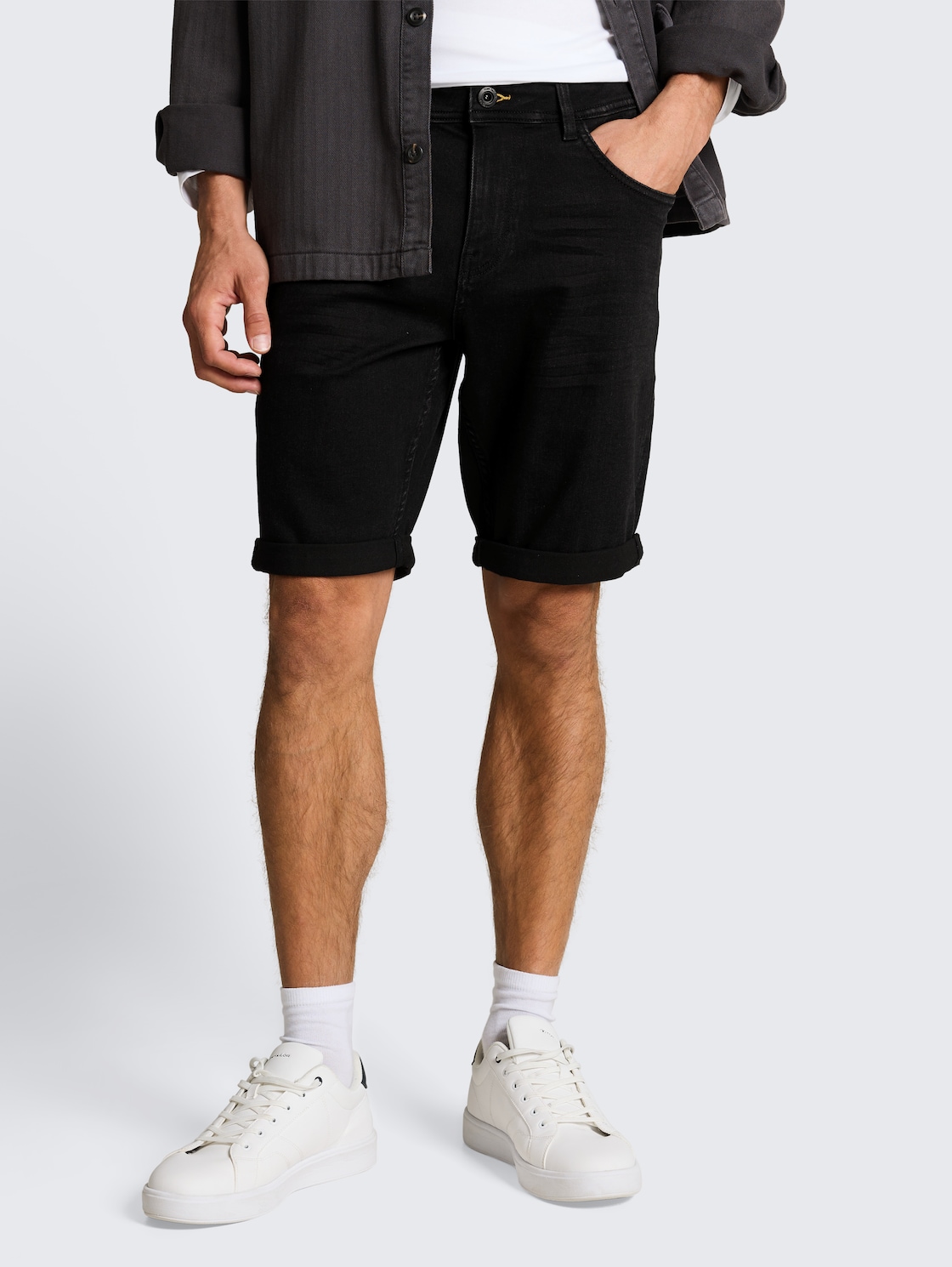 TTJOSH REGULAR SLIM Jeans Shorts - black black denim - Ausschnitt Model-Vorderansicht