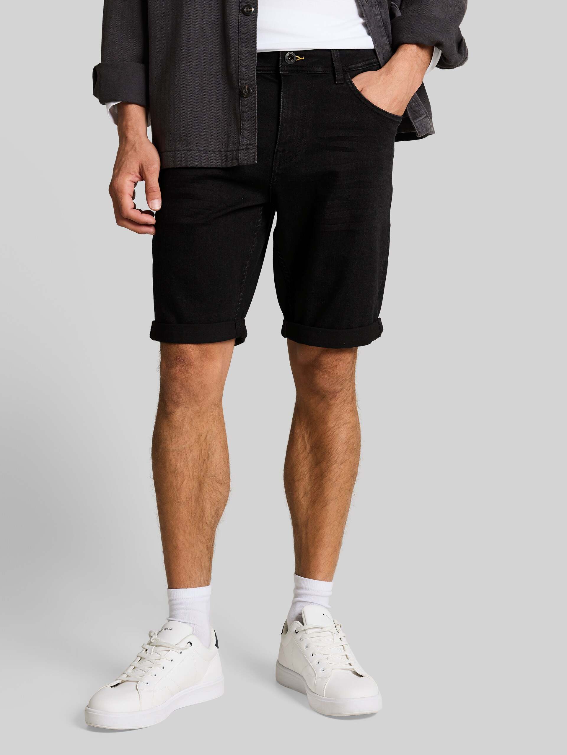 TTJOSH REGULAR SLIM denim shorts - black black denim - Neckline model front view