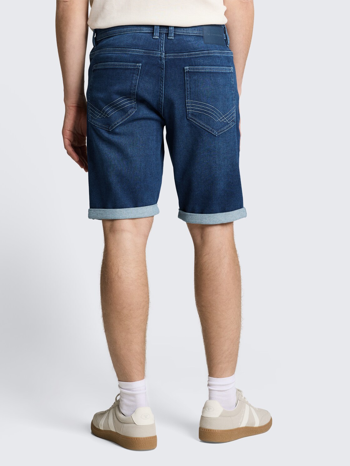 TTJOSH REGULAR SLIM Jeans Shorts mit Superstretch - Used Mid Stone Blue Denim - Auschnitt Model-Rückansicht