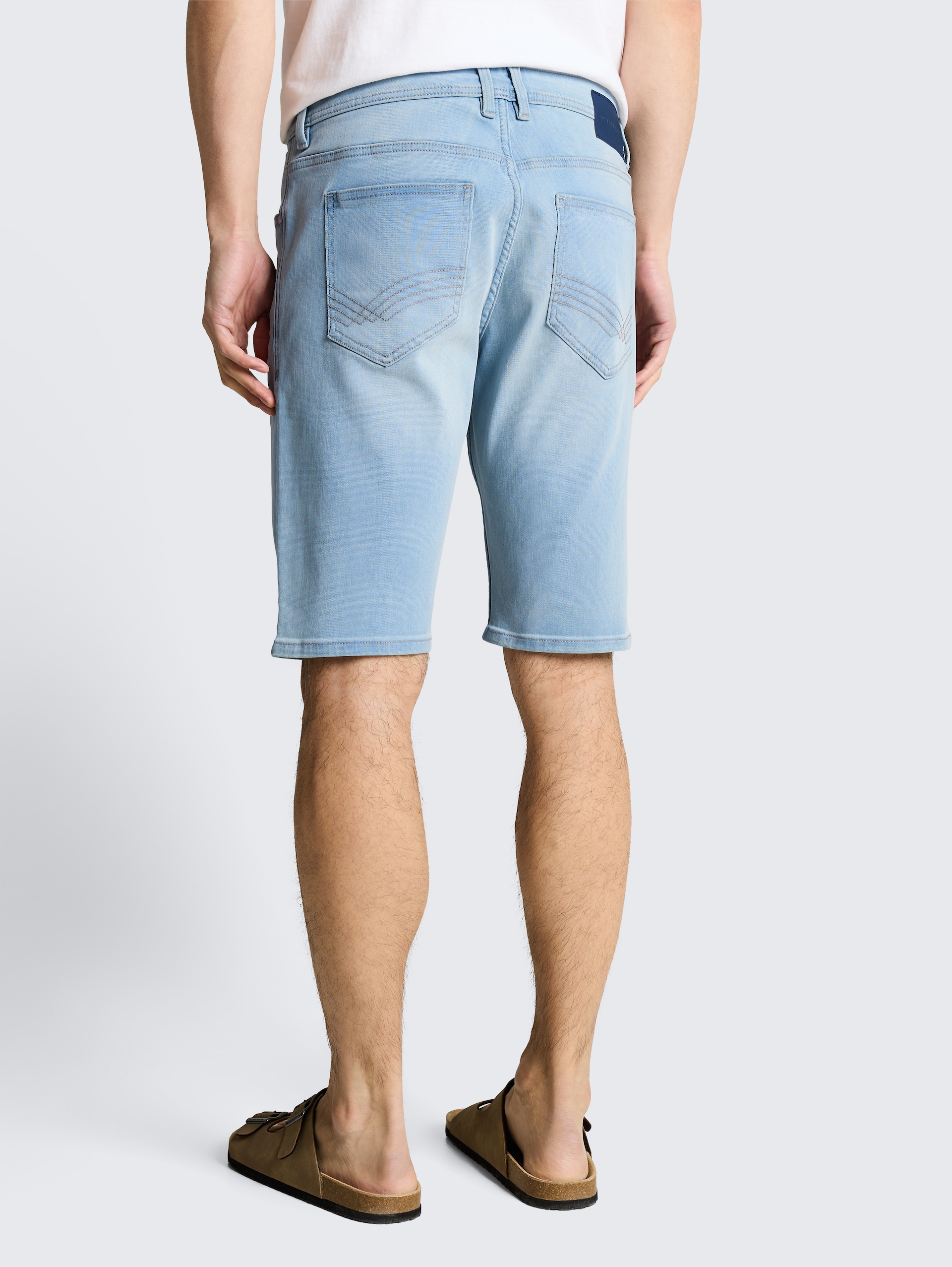 TTJOSH REGULAR SLIM Jeans Shorts mit Superstretch - light stone bright blue denim - Auschnitt Model-Rückansicht