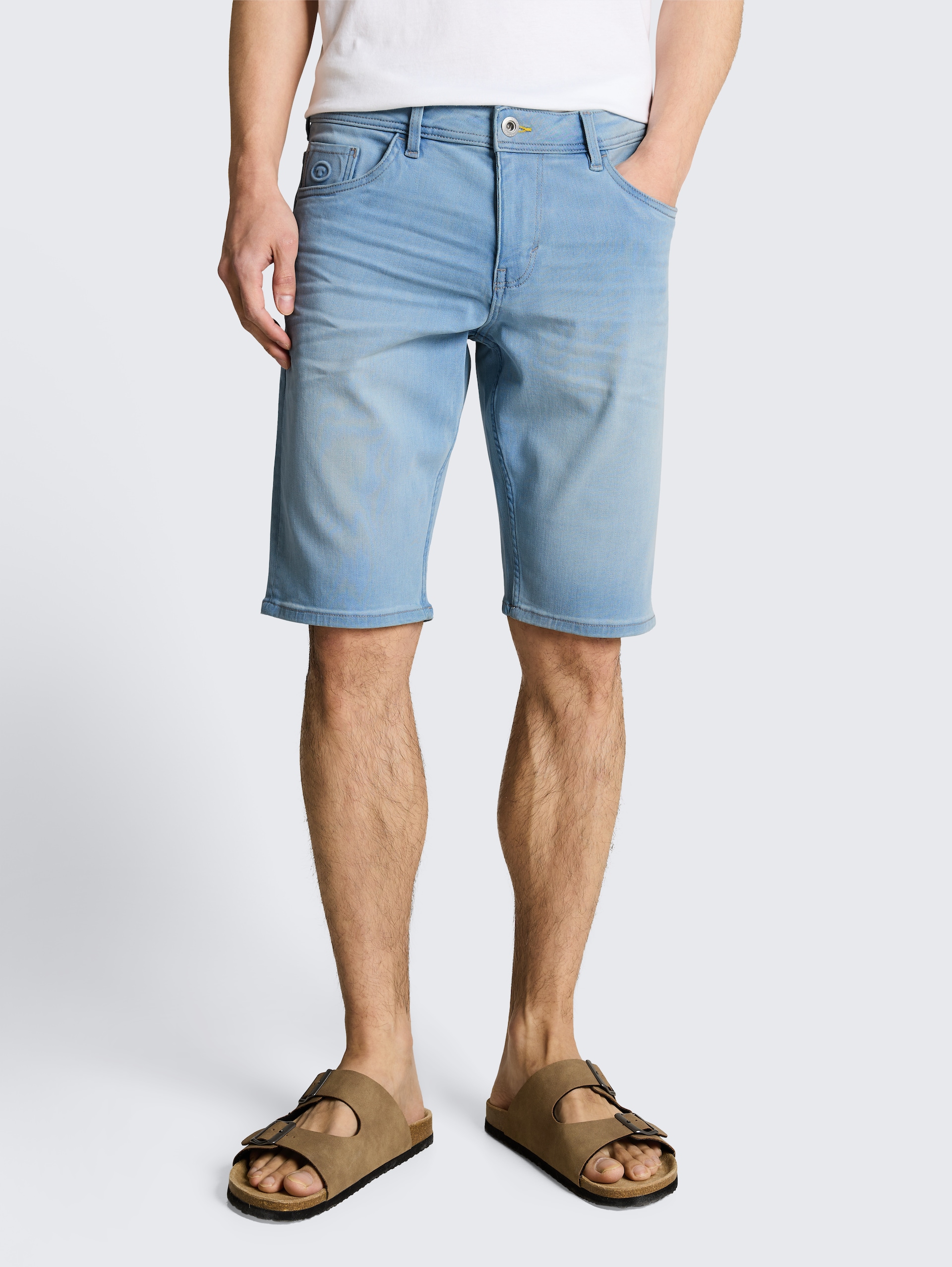 TTJOSH REGULAR SLIM Jeans Shorts mit Superstretch - light stone bright blue denim - Ausschnitt Model-Vorderansicht