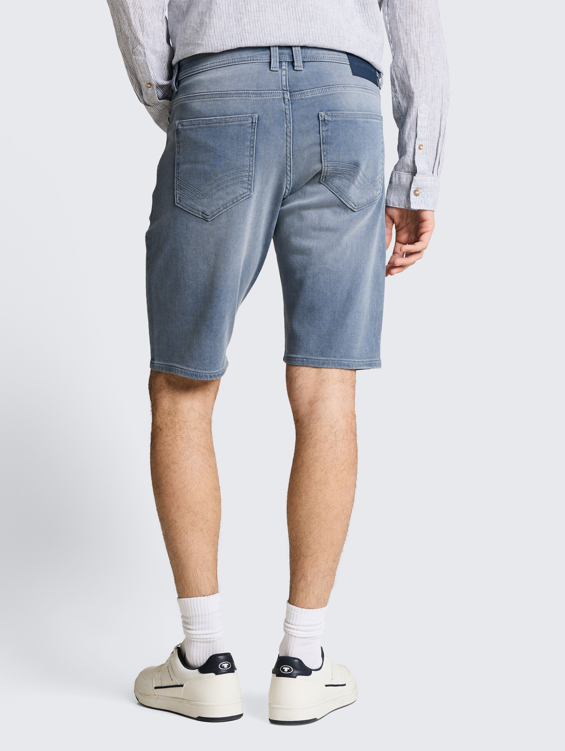 TTJOSH REGULAR SLIM Jeans Shorts mit Superstretch - mid stone blue grey denim - Auschnitt Model-Rückansicht