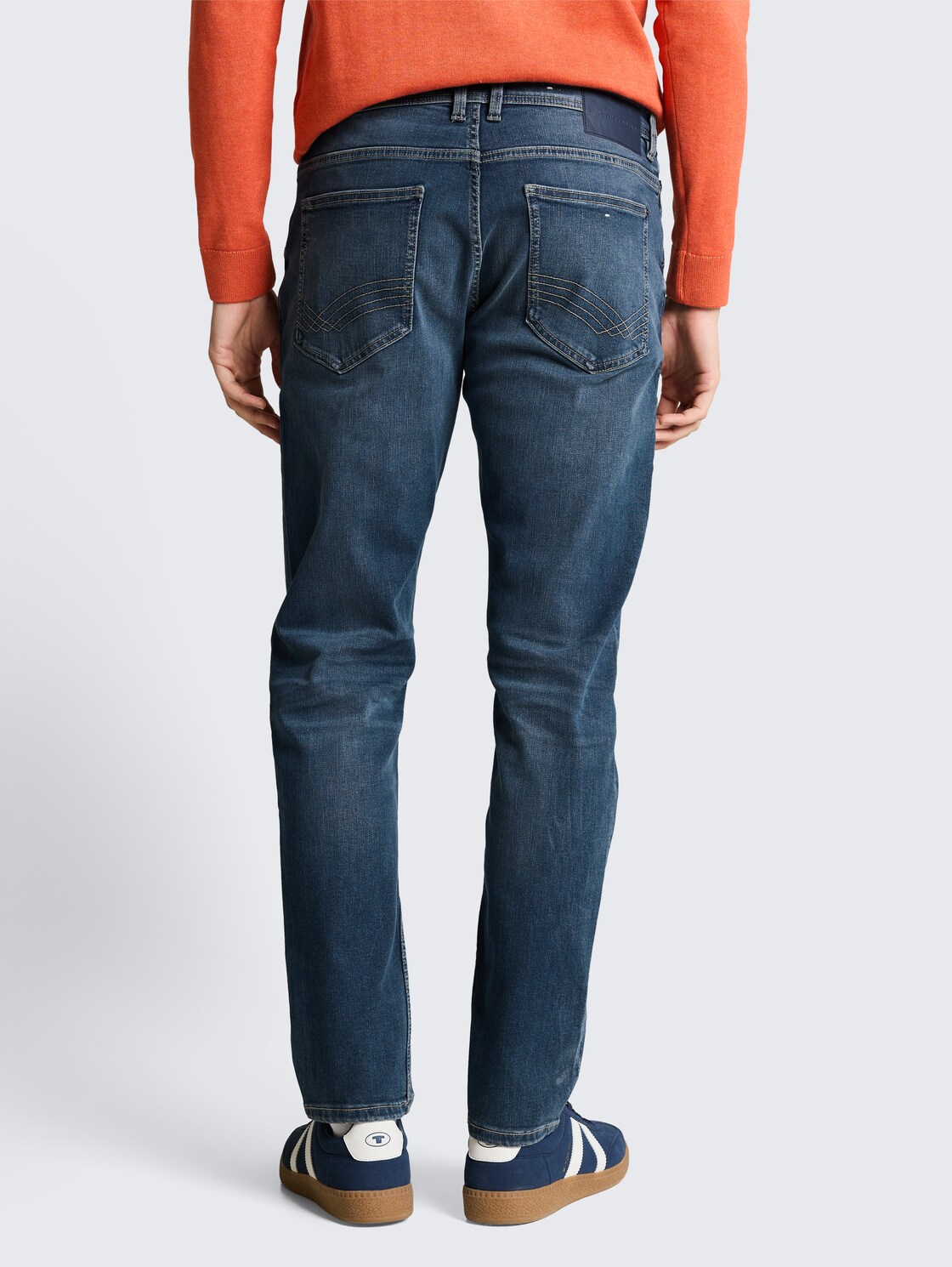 TTCURT TAPERED Jeans mit Superstretch - Used Dark Stone Blue Denim - Auschnitt Model-Rückansicht