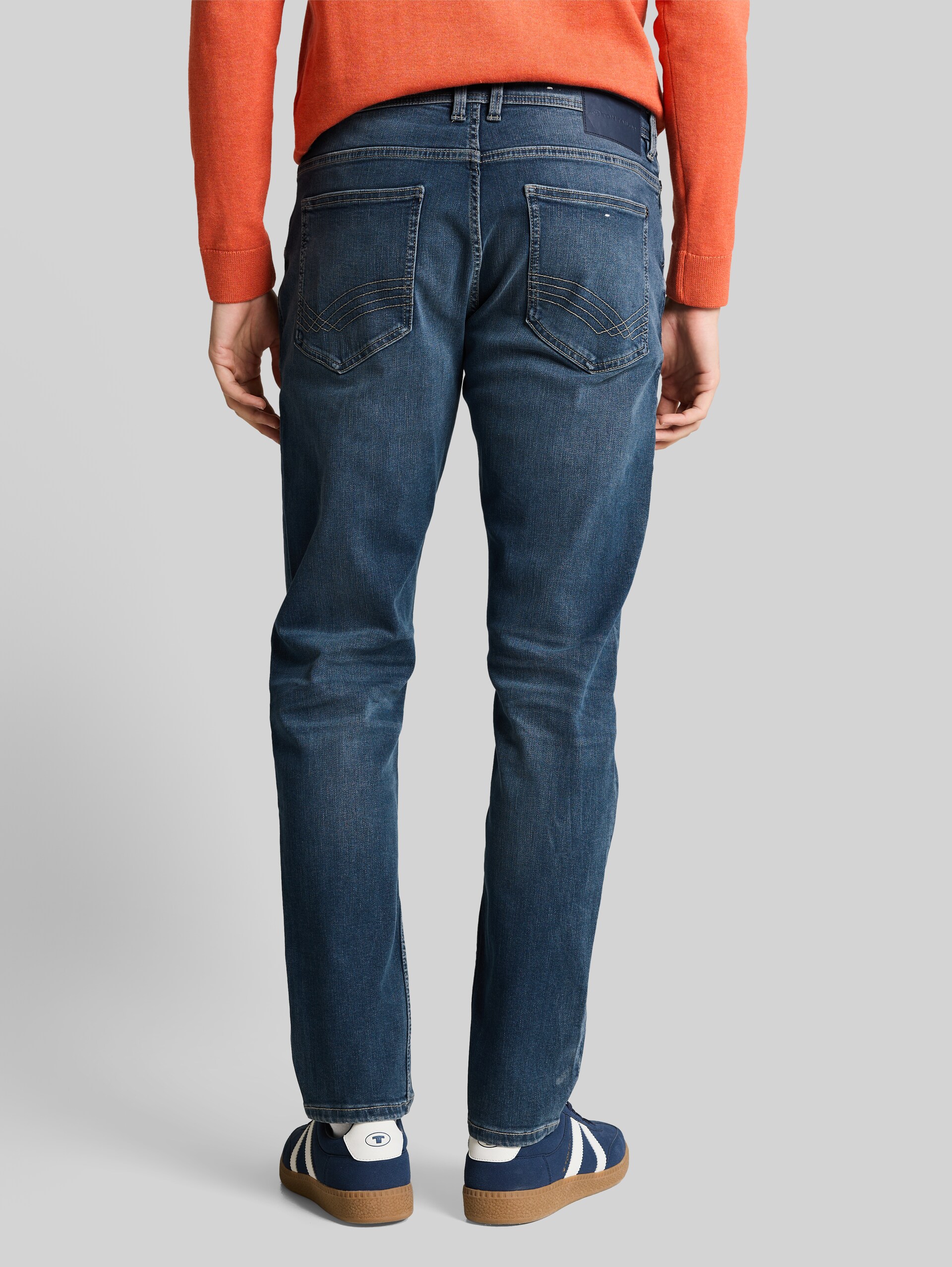TTCURT TAPERED Jeans mit Superstretch - Used Dark Stone Blue Denim - Auschnitt Model-Rückansicht