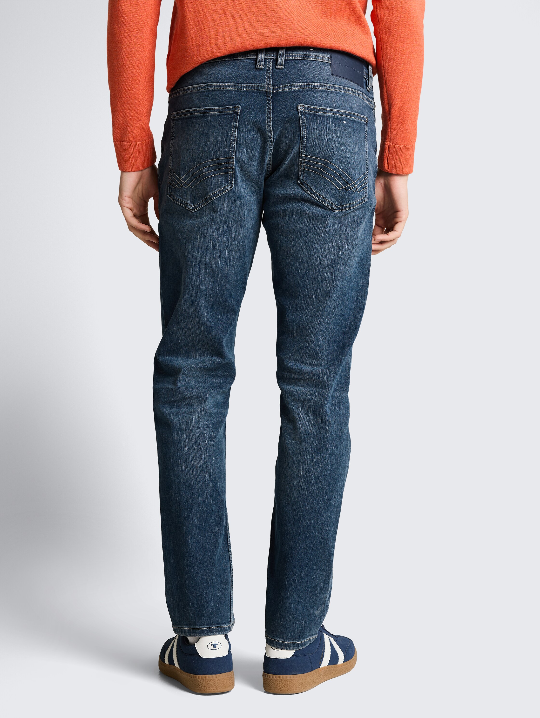 TTCURT TAPERED Jeans mit Superstretch - Used Dark Stone Blue Denim - Auschnitt Model-Rückansicht