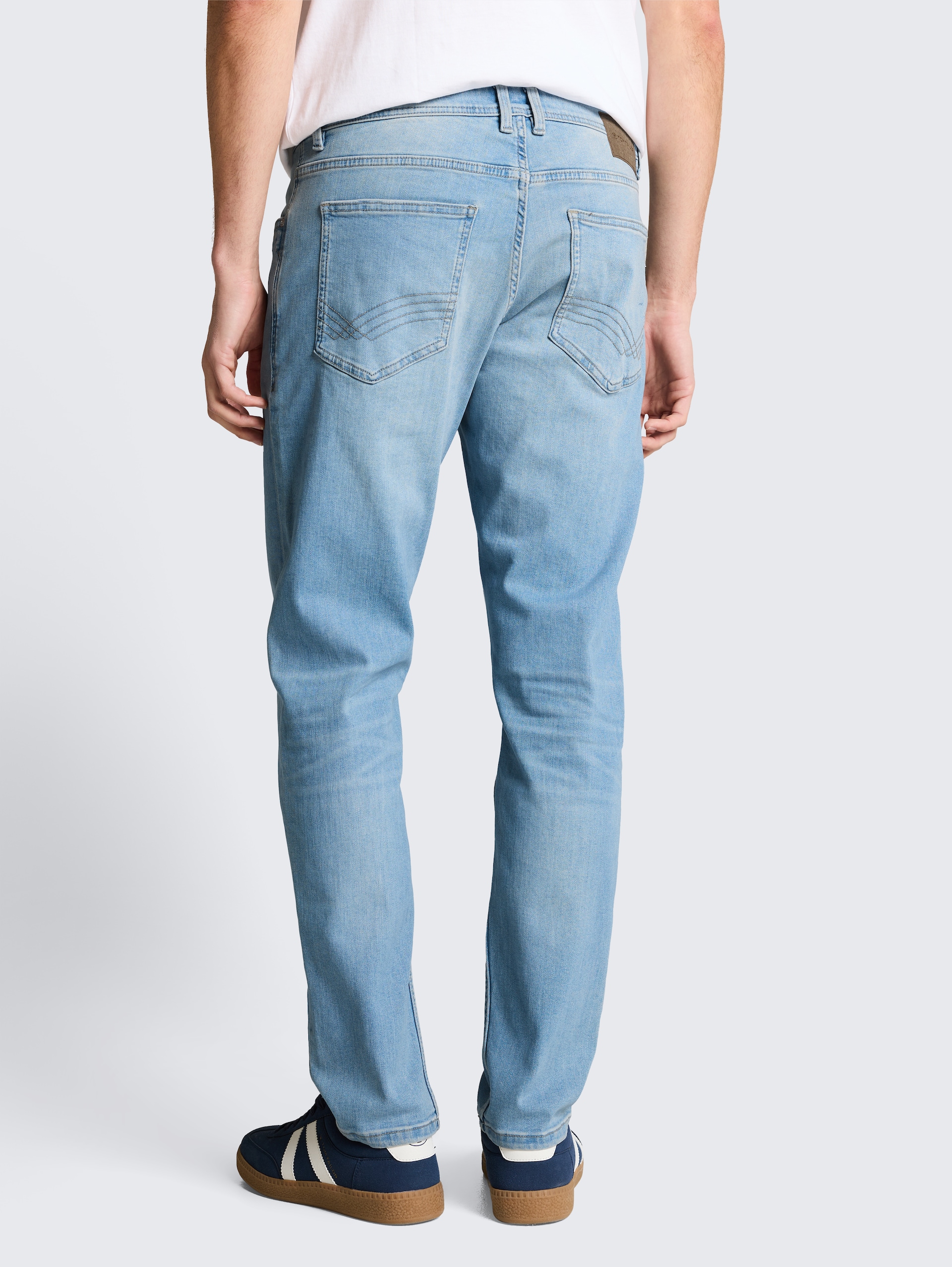 TTCURT TAPERED Jeans mit Superstretch - Light Stone Blue Denim - Auschnitt Model-Rückansicht
