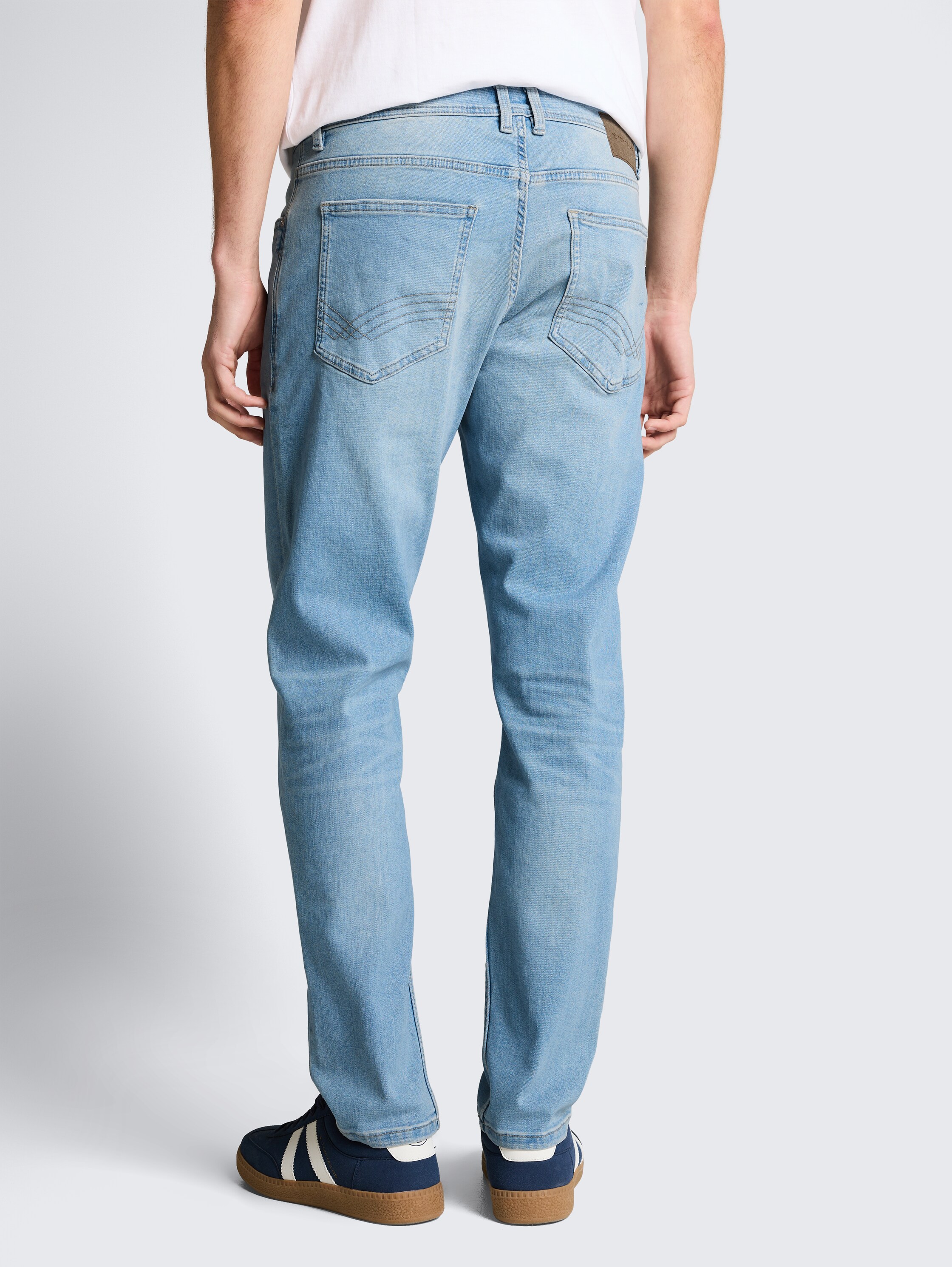 TTCURT TAPERED Jeans mit Superstretch - Light Stone Blue Denim - Auschnitt Model-Rückansicht