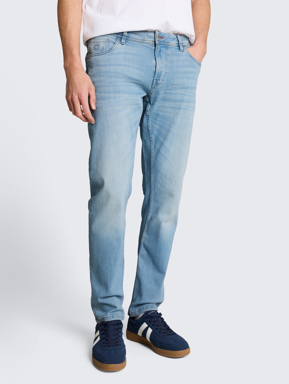 TTCURT TAPERED Jeans mit Superstretch - Light Stone Blue Denim - Ausschnitt Model-Vorderansicht
