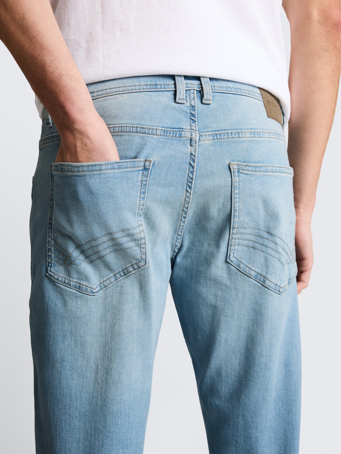 TTCURT TAPERED Jeans mit Superstretch - Light Stone Blue Denim - Detail-Model-Ansicht