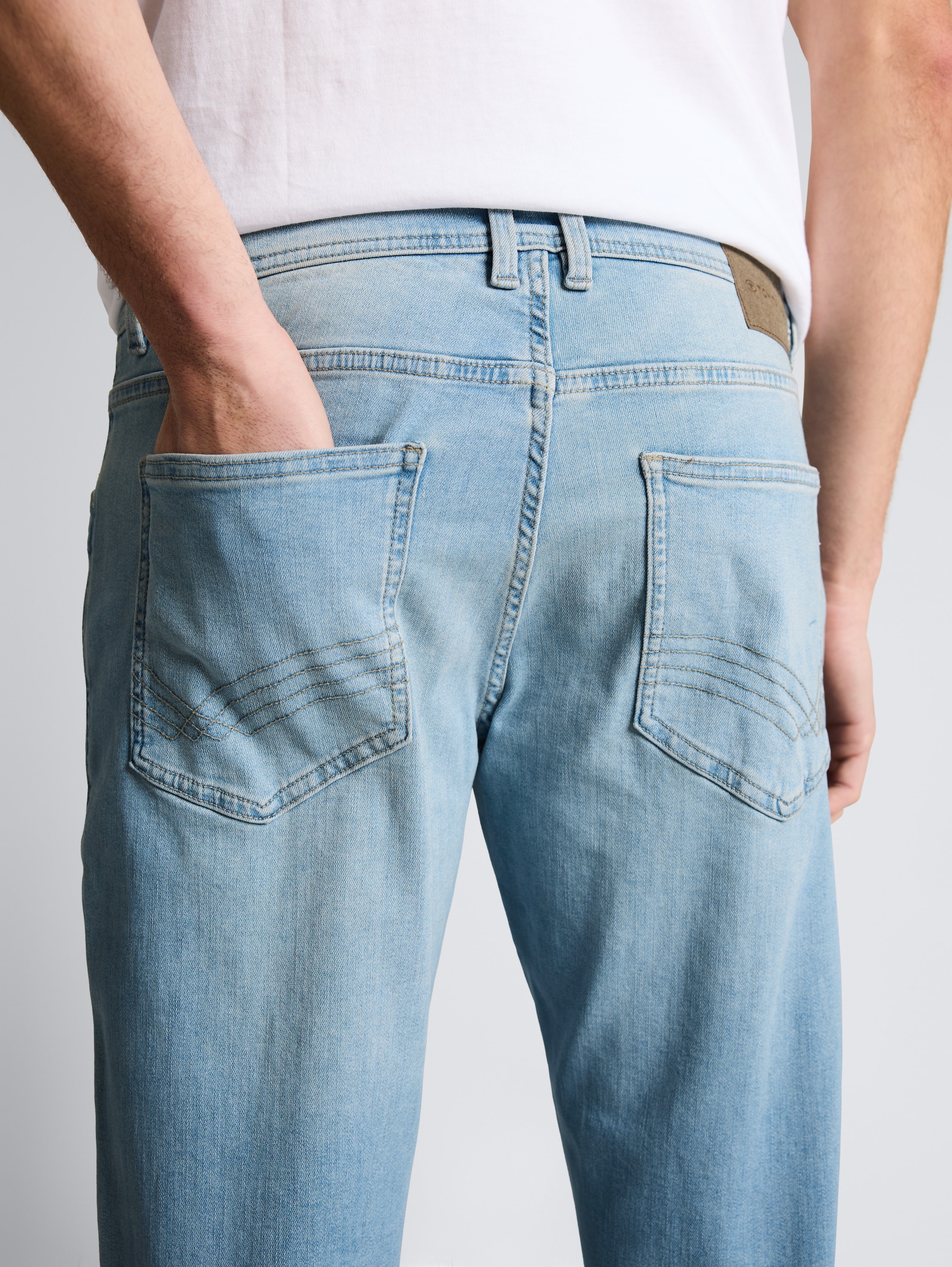 TTCURT TAPERED Jeans mit Superstretch - Light Stone Blue Denim - Detail-Model-Ansicht