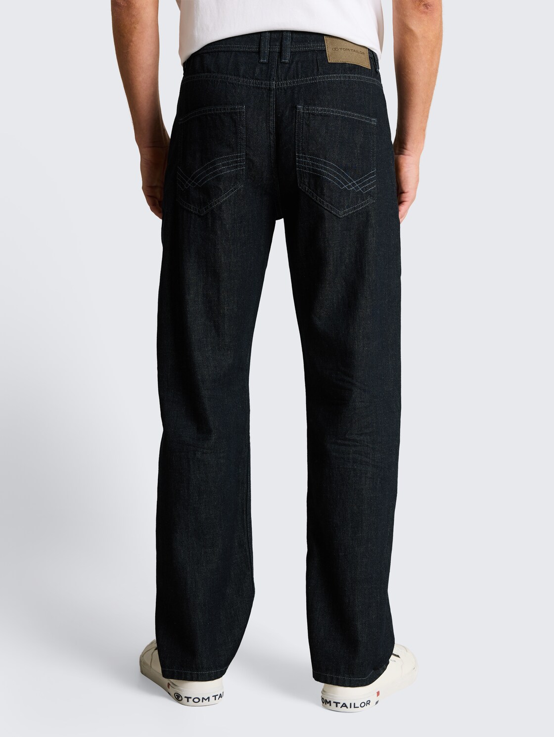 TTMORRIS RELAXED Jeans - Rinsed Blue Denim - Auschnitt Model-Rückansicht