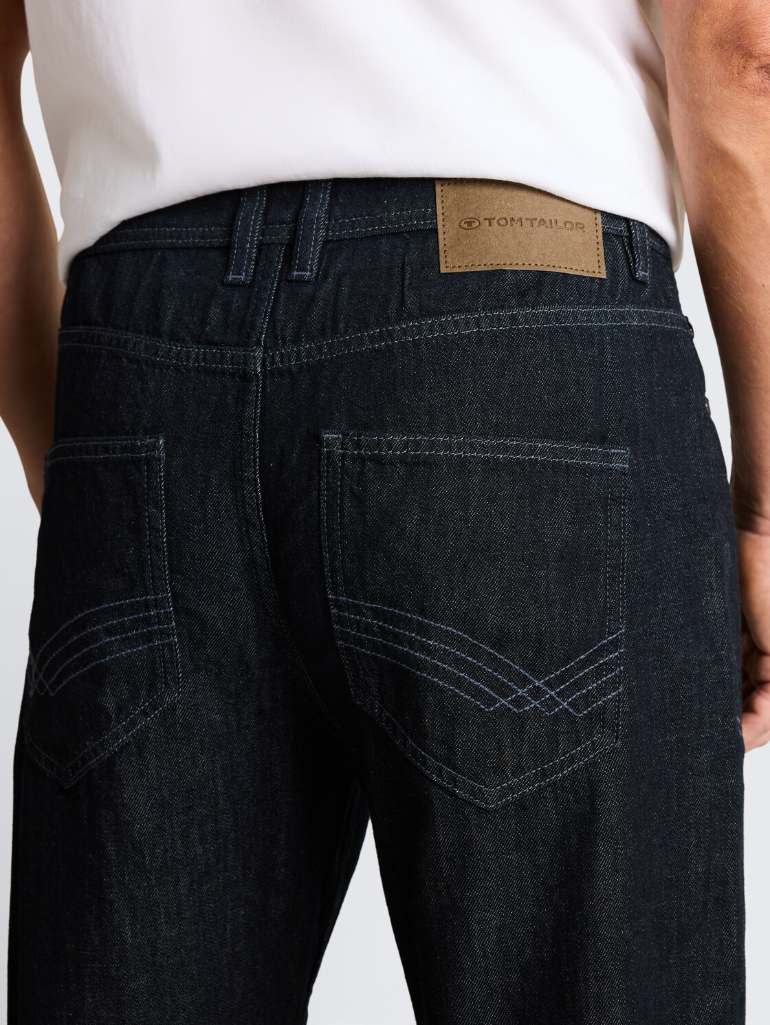 TTMORRIS RELAXED Jeans - Rinsed Blue Denim - Detail-Model-Ansicht