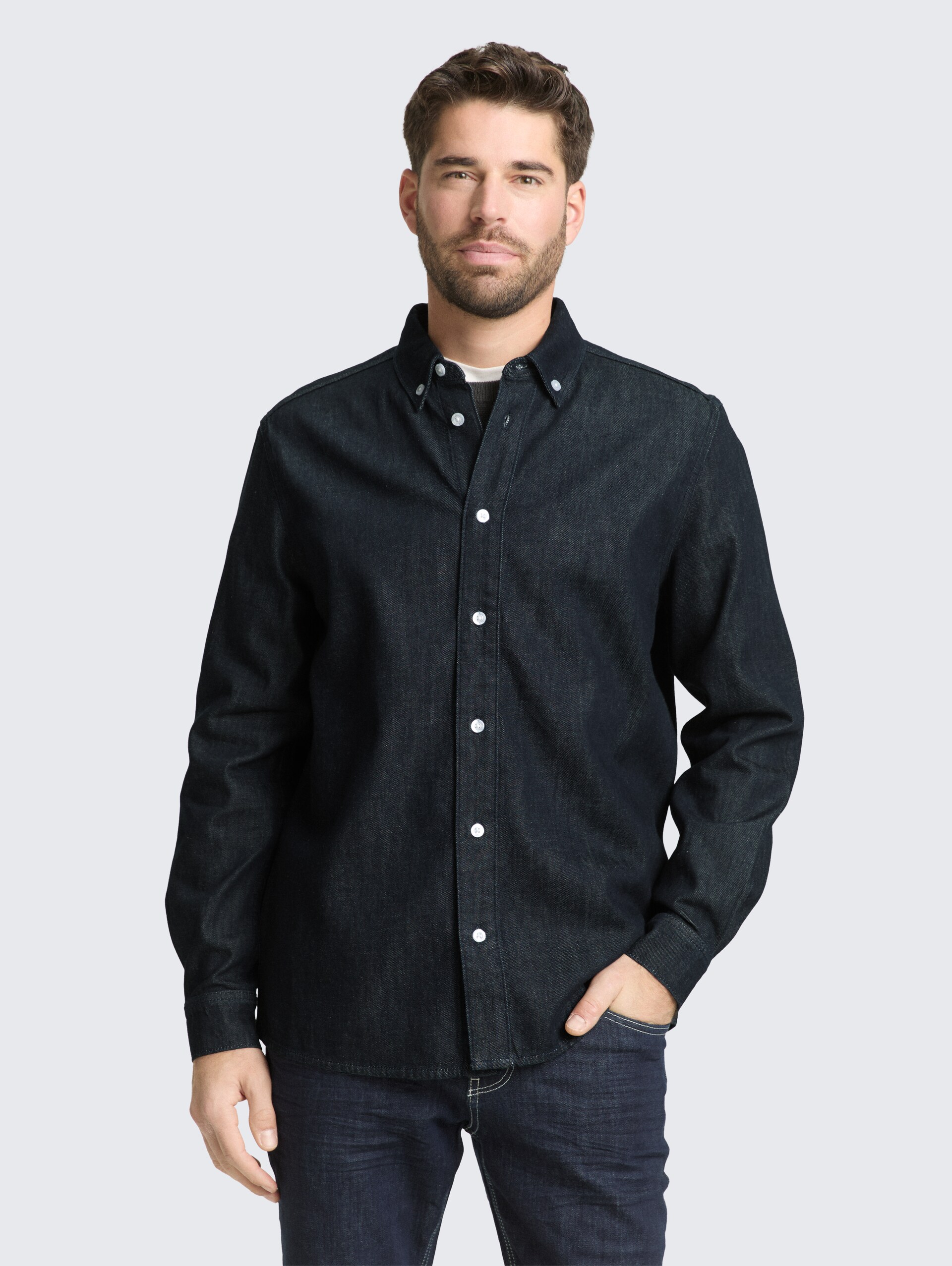 Regular Fit Jeanshemd - Rinsed Blue Denim - Ausschnitt Model-Vorderansicht