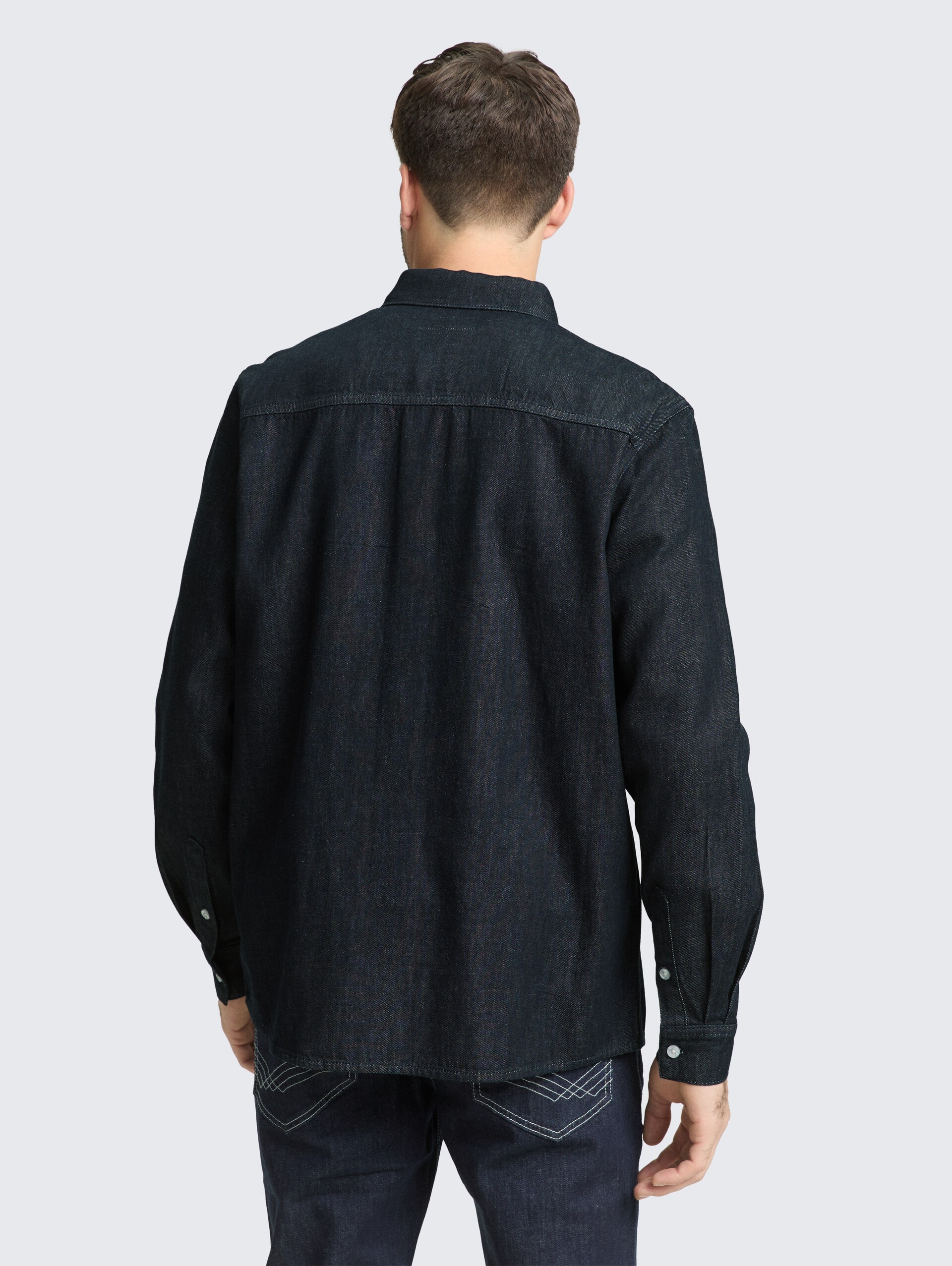 Regular Fit Jeanshemd - Rinsed Blue Denim - Auschnitt Model-Rückansicht