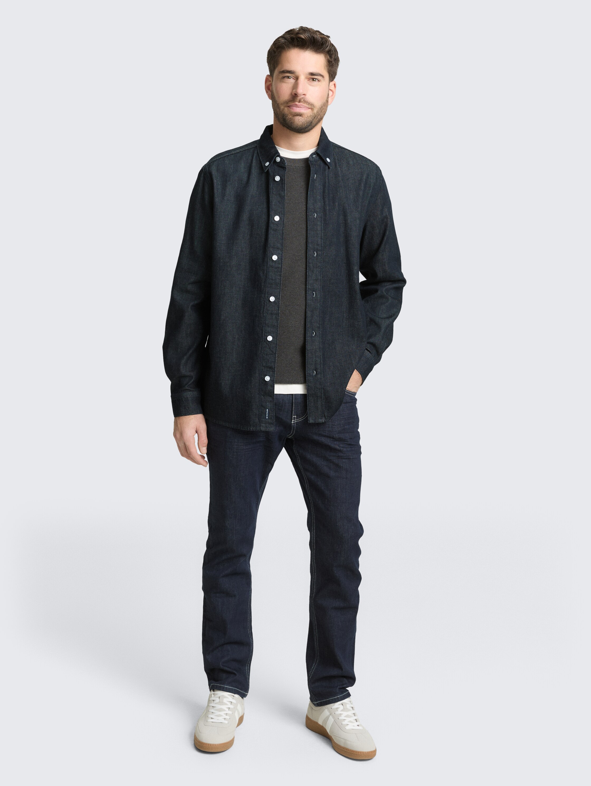Regular Fit Jeanshemd - Rinsed Blue Denim - Model-Vorderansicht
