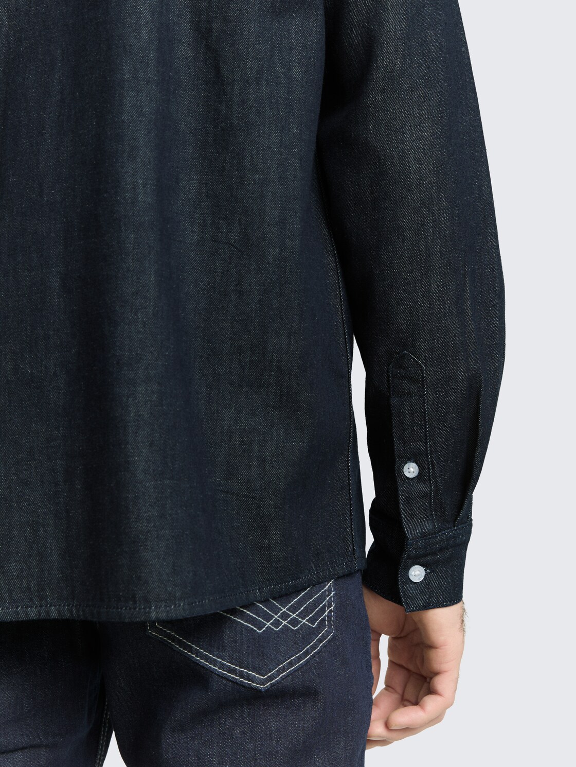 Regular Fit Jeanshemd - Rinsed Blue Denim - Detail-Model-Ansicht