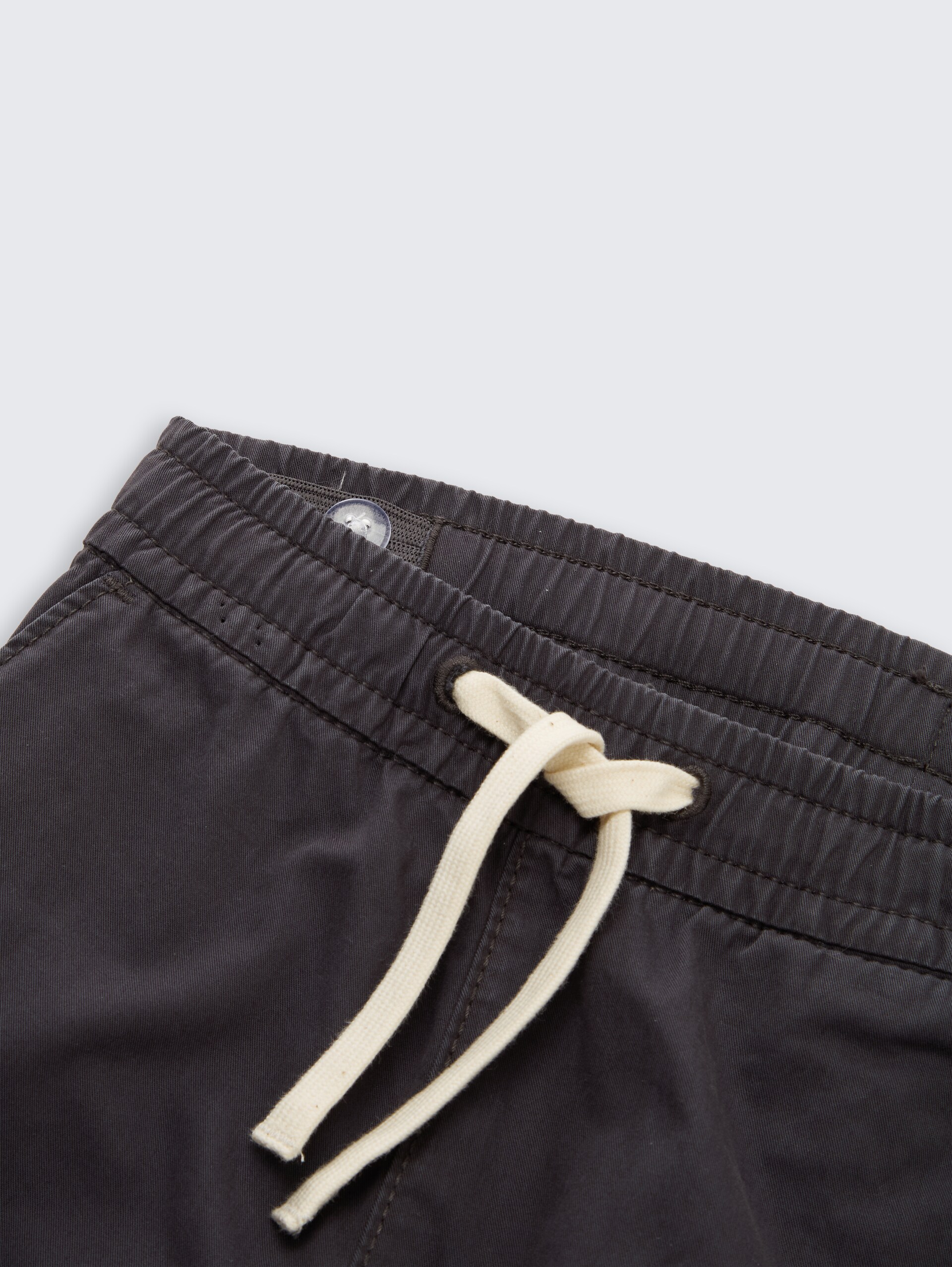 Losse shorts met trekkoord - coal grey - Detailaanzicht model