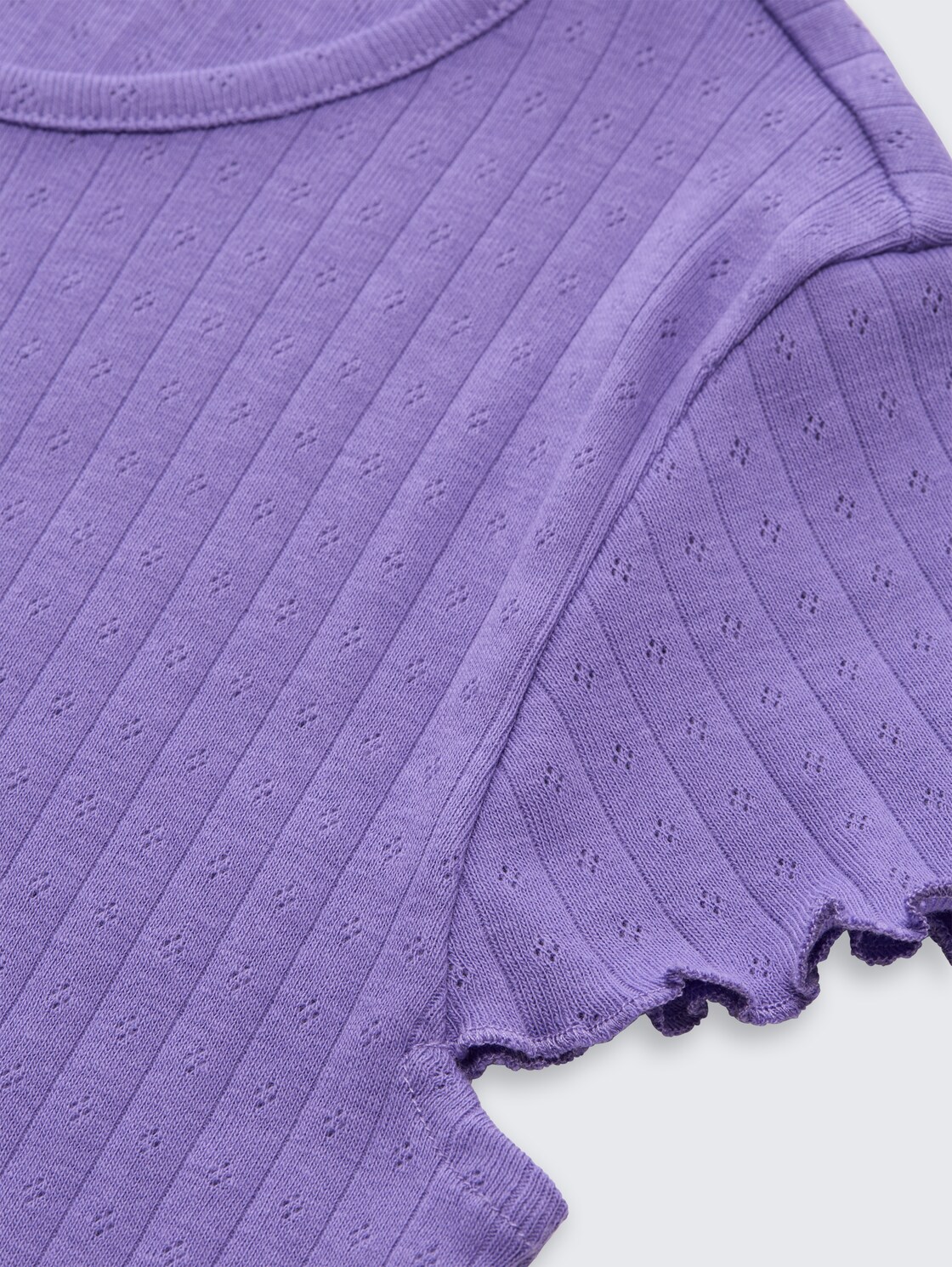 Pointelle T-Shirt aus Baumwolle - vervain lilac - Detail-Model-Ansicht
