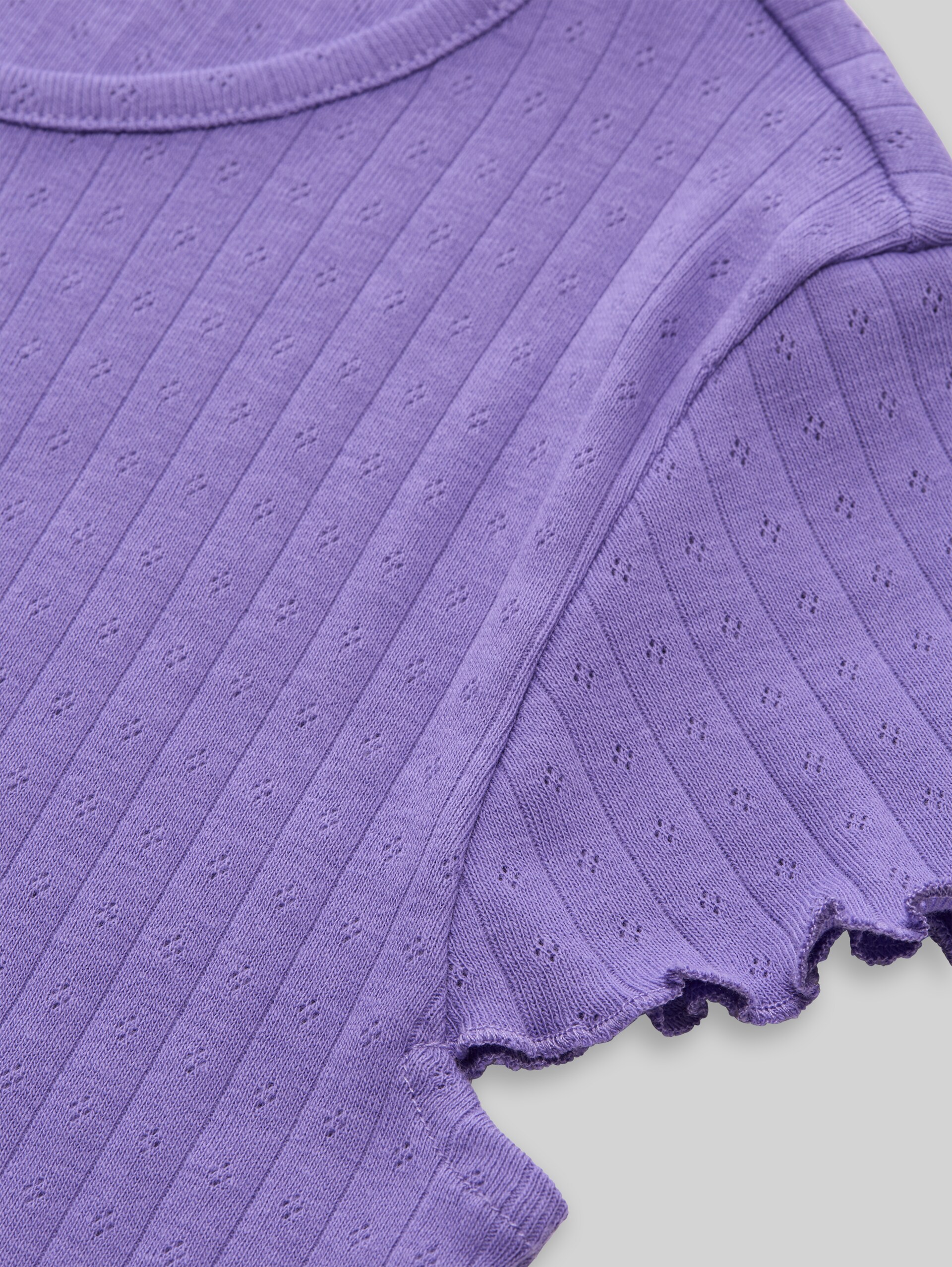 Pointelle T-Shirt aus Baumwolle - vervain lilac - Detail-Model-Ansicht