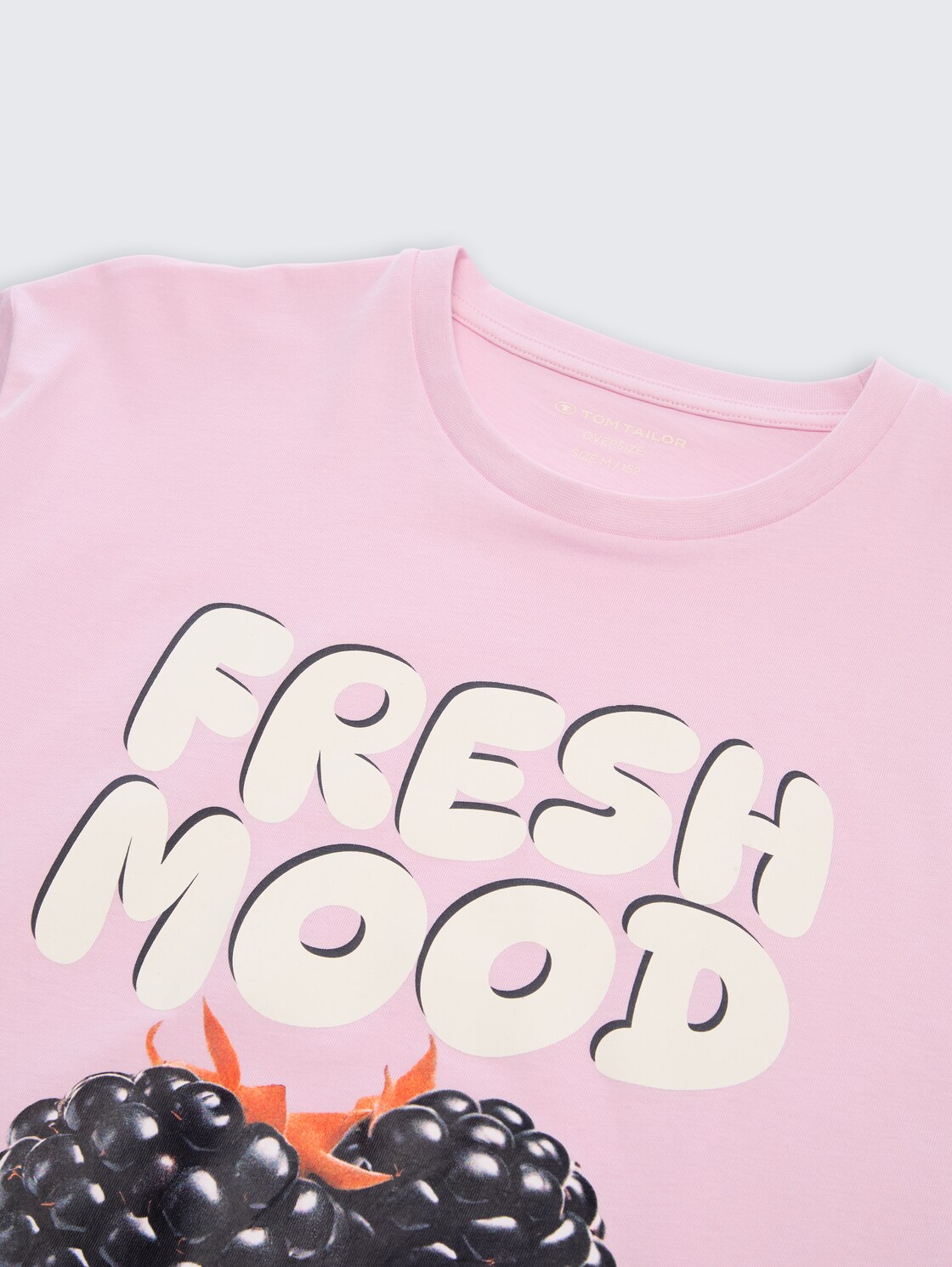 Oversized T-shirt with print - cold pink - Detail model view