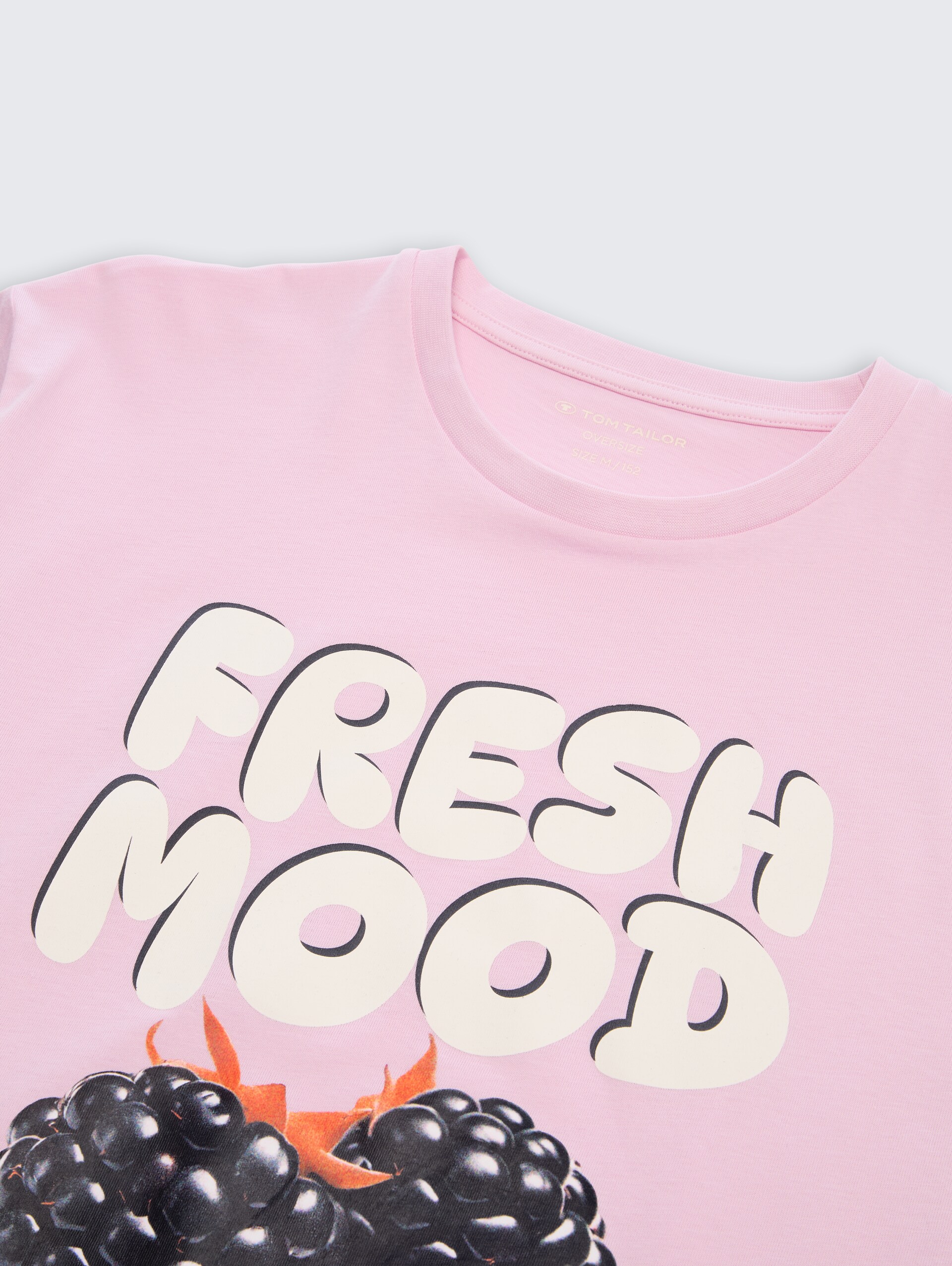 Oversize T-Shirt mit Print - cold pink - Detail-Model-Ansicht