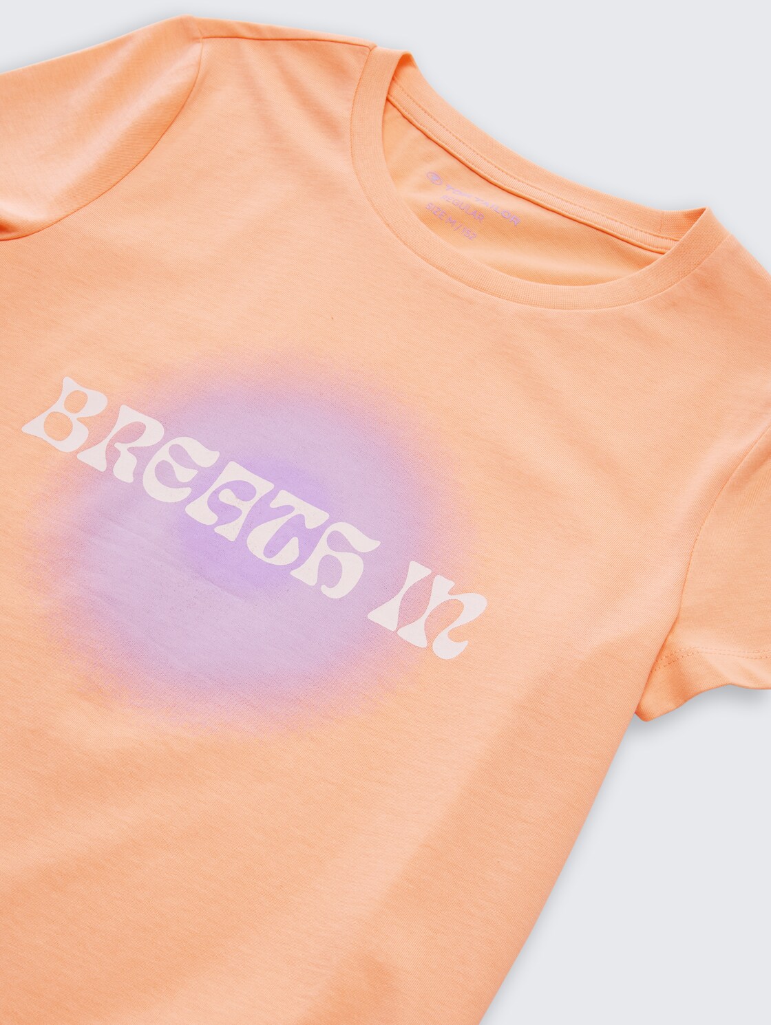 T-Shirt mit Print - peach bloom - Detail-Model-Ansicht