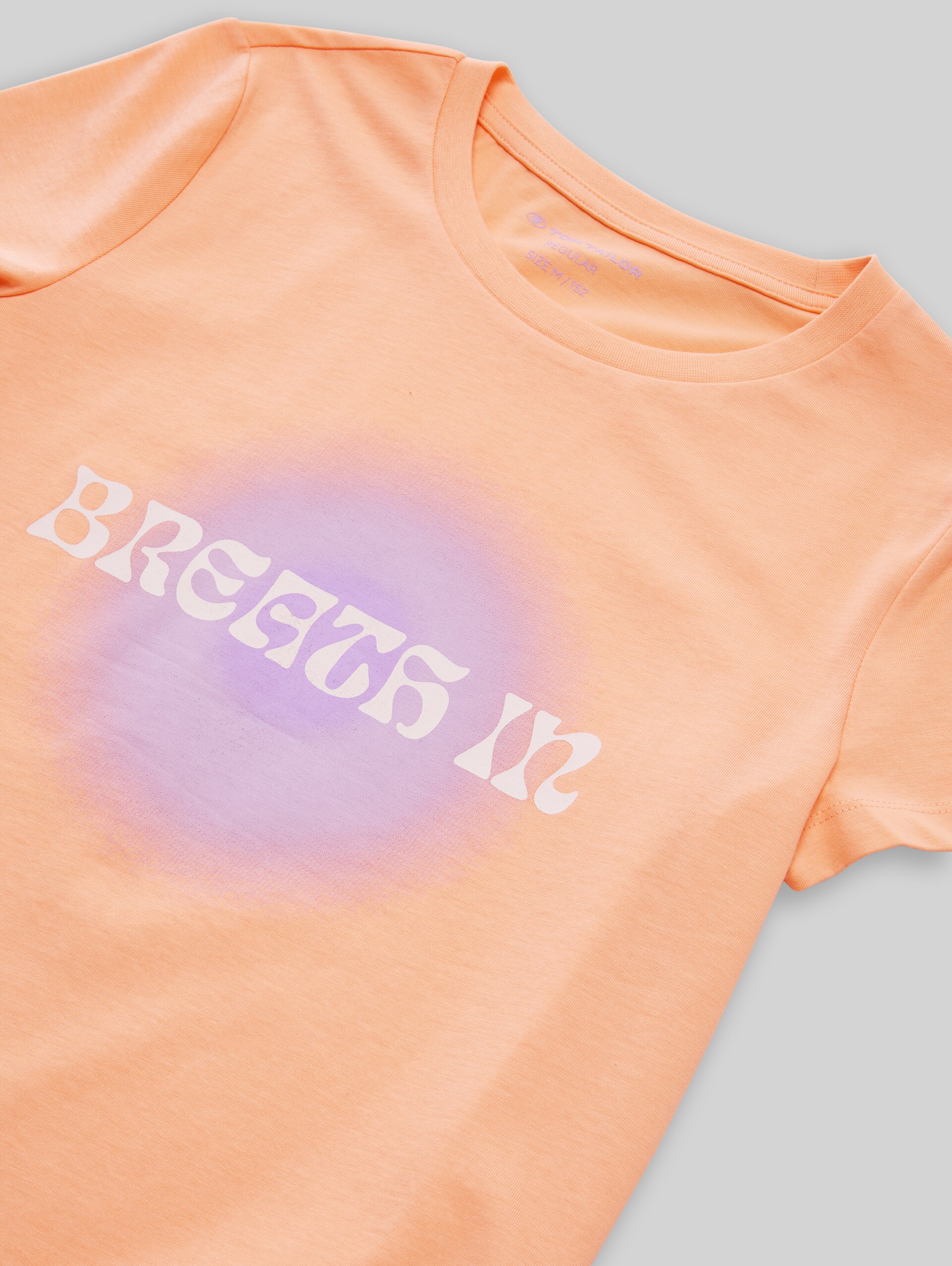 T-Shirt mit Print - peach bloom - Detail-Model-Ansicht